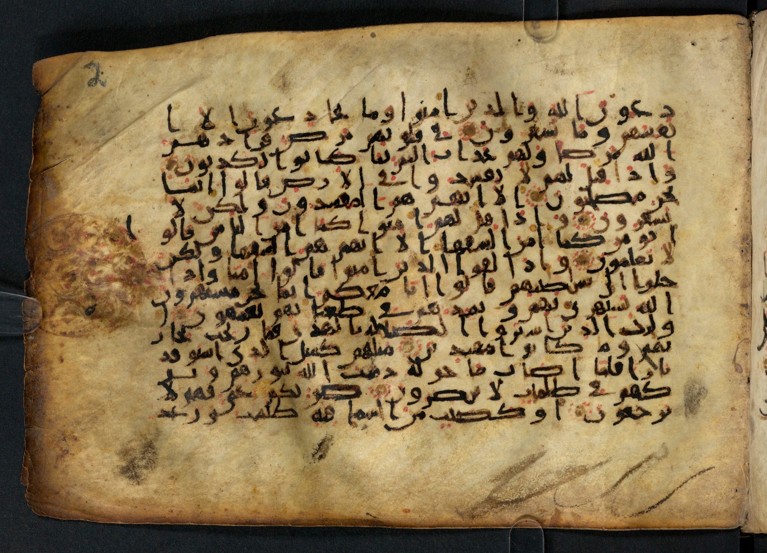 Paris, Bibliothèque nationale de France, Arabe 324 (c) (Scan 1), in Kufic C (Graphie C I a) script, showing Surah 2:13 from 8th Century AD found in Fustat (Old Cairo), Egypt, currently housed at Bibliothèque nationale de France, Paris