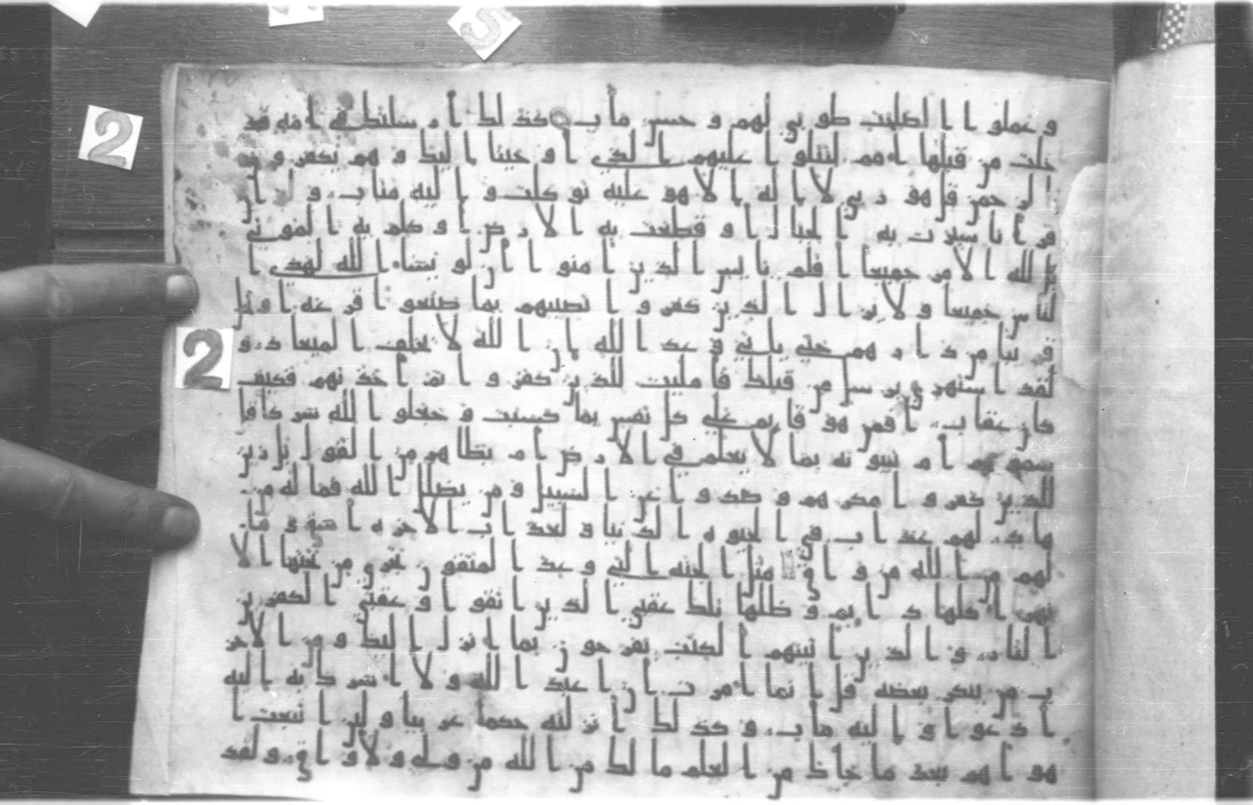 Paris, Bibliothèque nationale de France, Arabe 324 (c) (Scan 1), in Kufic C (Graphie C I a) script, showing Surah 13:33 from 8th Century AD found in Fustat (Old Cairo), Egypt, currently housed at Bibliothèque nationale de France, Paris