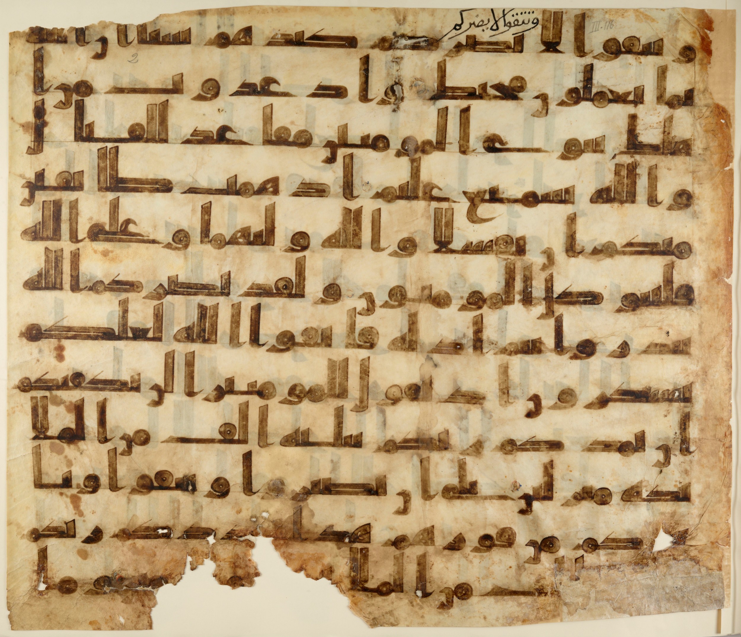 Paris, Bibliothèque nationale de France, Arabe 324 (c) (Scan 1), in Kufic C (Graphie C I a) script, showing Surah 3:124 from 8th Century AD found in Fustat (Old Cairo), Egypt, currently housed at Bibliothèque nationale de France, Paris