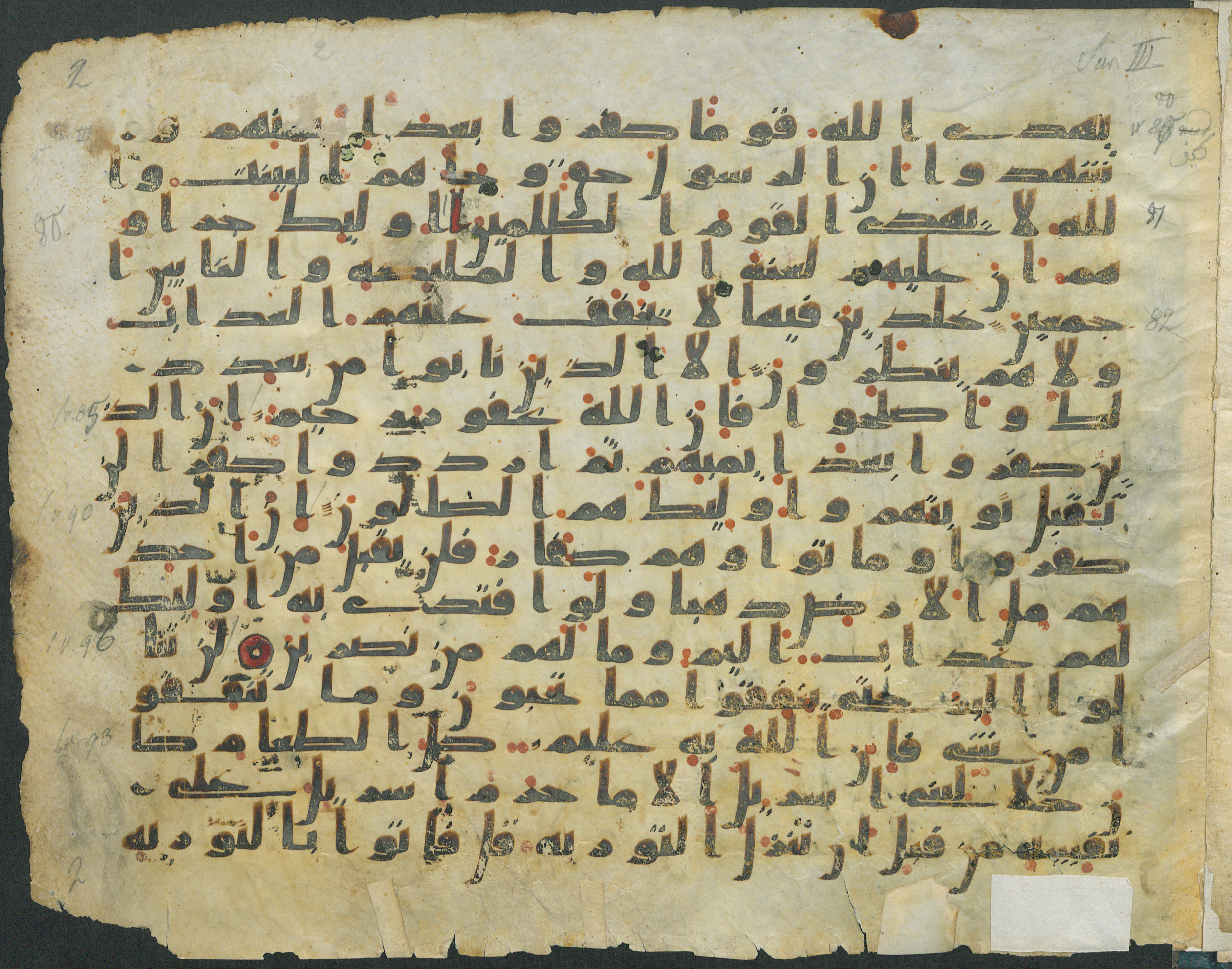 Paris, Bibliothèque nationale de France, Arabe 324 (c) (Scan 1), in Kufic C (Graphie C I a) script, showing Surah 3:91 from 8th Century AD found in Fustat (Old Cairo), Egypt, currently housed at Bibliothèque nationale de France, Paris