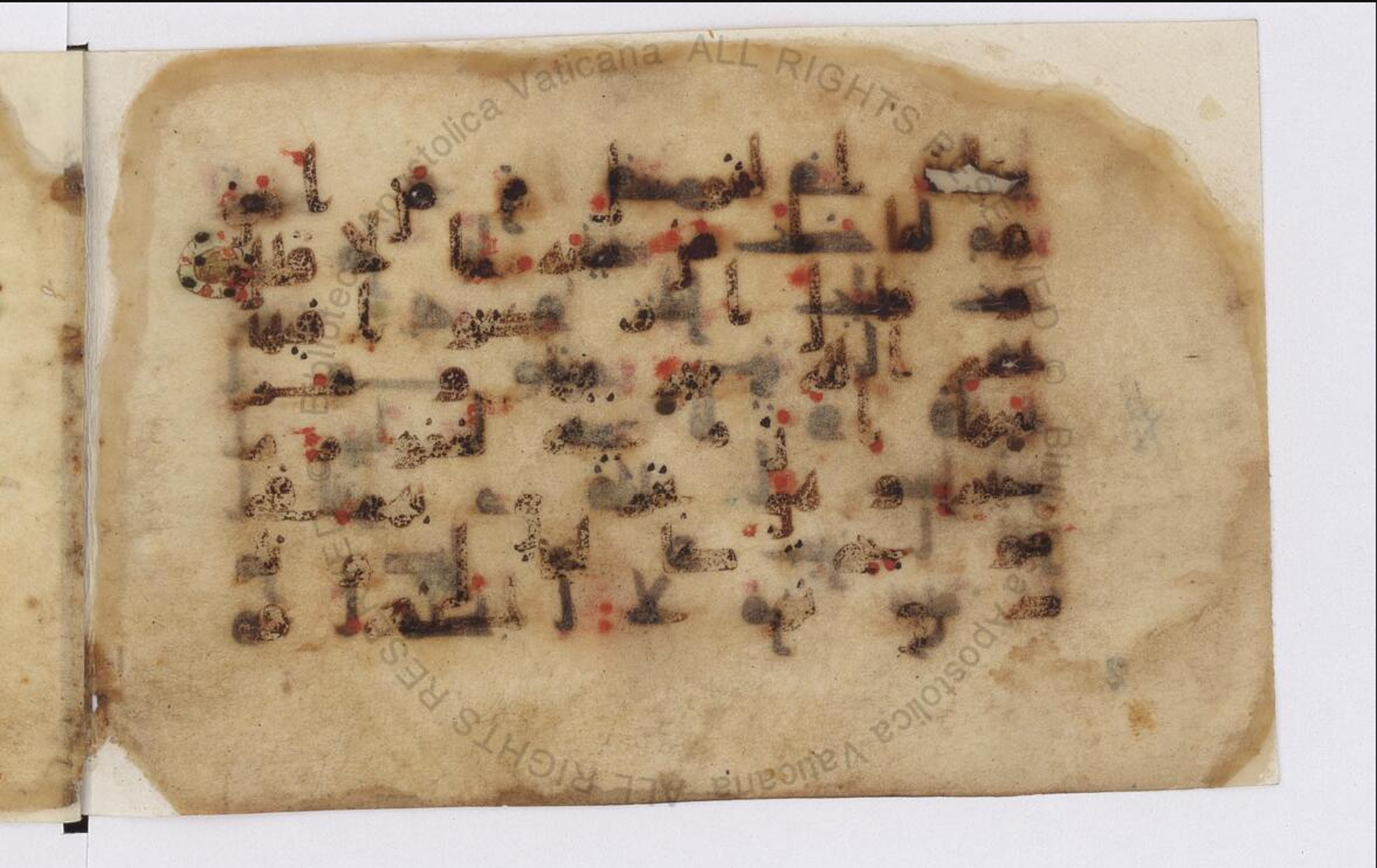 Paris, Bibliothèque nationale de France, Arabe 324 (c) (Scan 2), in Kufic C (Graphie C I a) script, showing Surah 11:40 from 8th Century AD found in Fustat (Old Cairo), Egypt, currently housed at Bibliothèque nationale de France, Paris