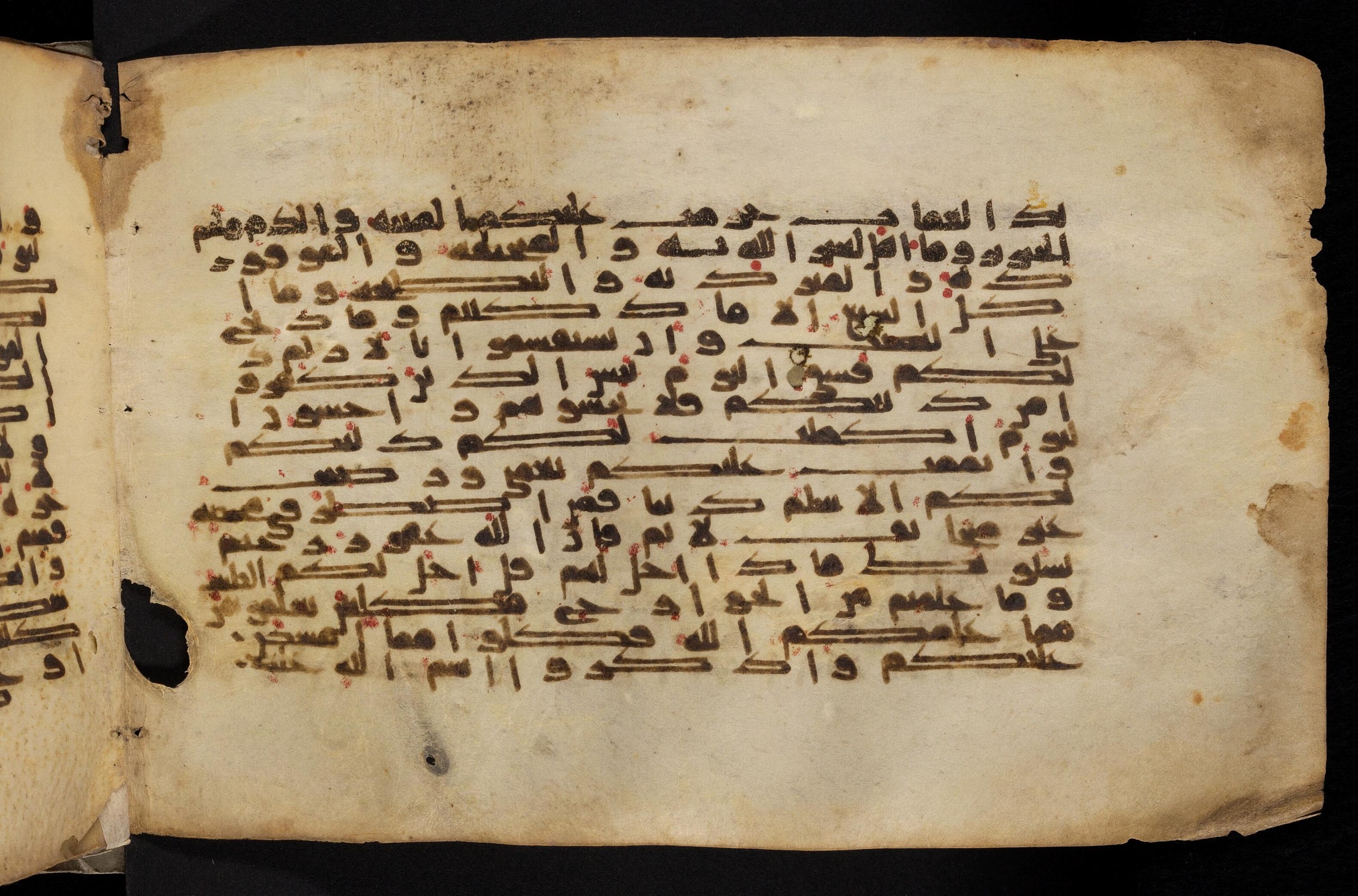 Paris, Bibliothèque nationale de France, Arabe 324 (c) (Scan 6), in Kufic C (Graphie C I a) script, showing Surah 5:2 from 8th Century AD found in Fustat (Old Cairo), Egypt, currently housed at Bibliothèque nationale de France, Paris