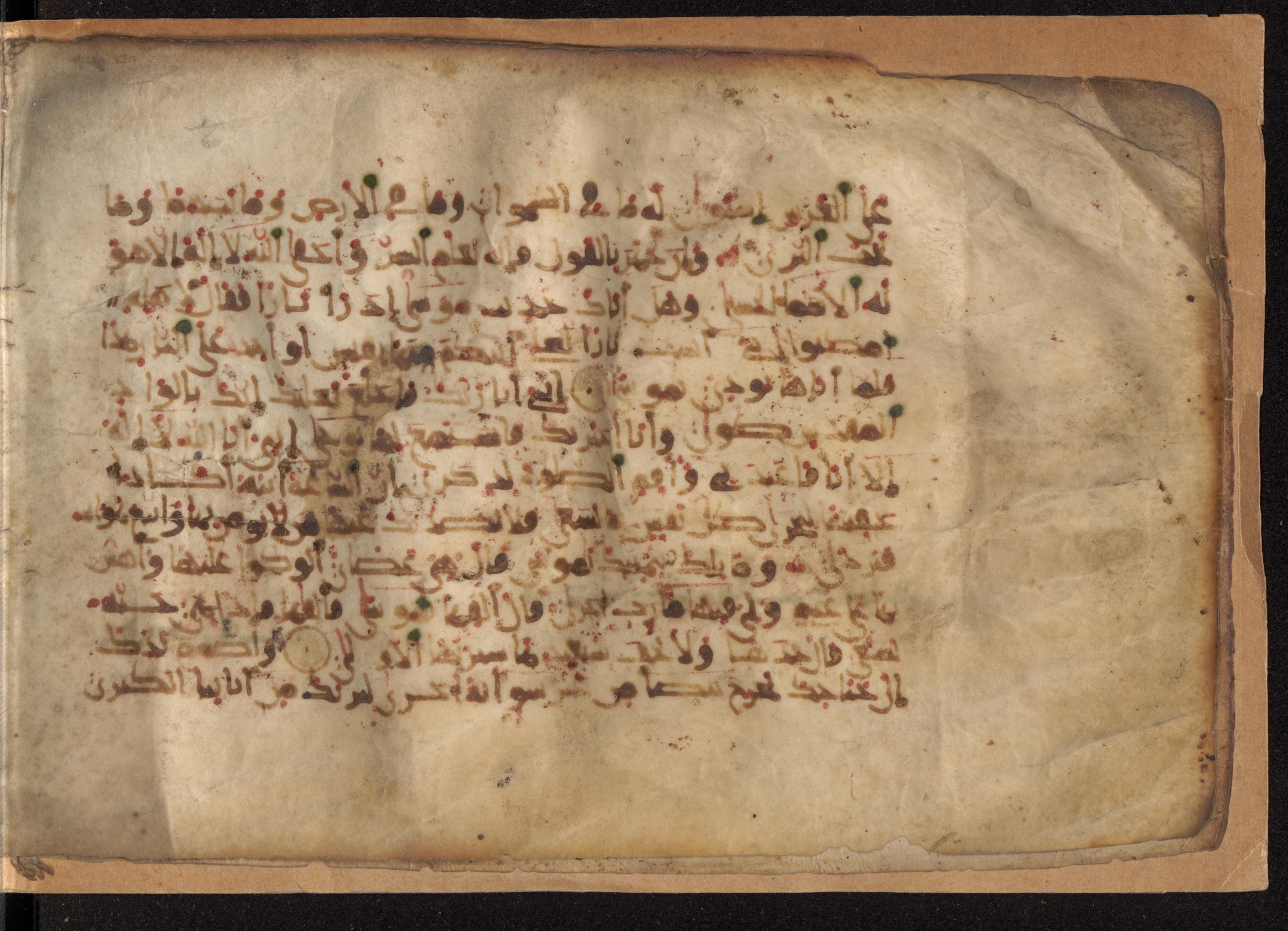 Paris, Bibliothèque nationale de France, Arabe 324 (c) (Scan 1), in Kufic C (Graphie C I a) script, showing Surah 20:21 from 8th Century AD found in Fustat (Old Cairo), Egypt, currently housed at Bibliothèque nationale de France, Paris