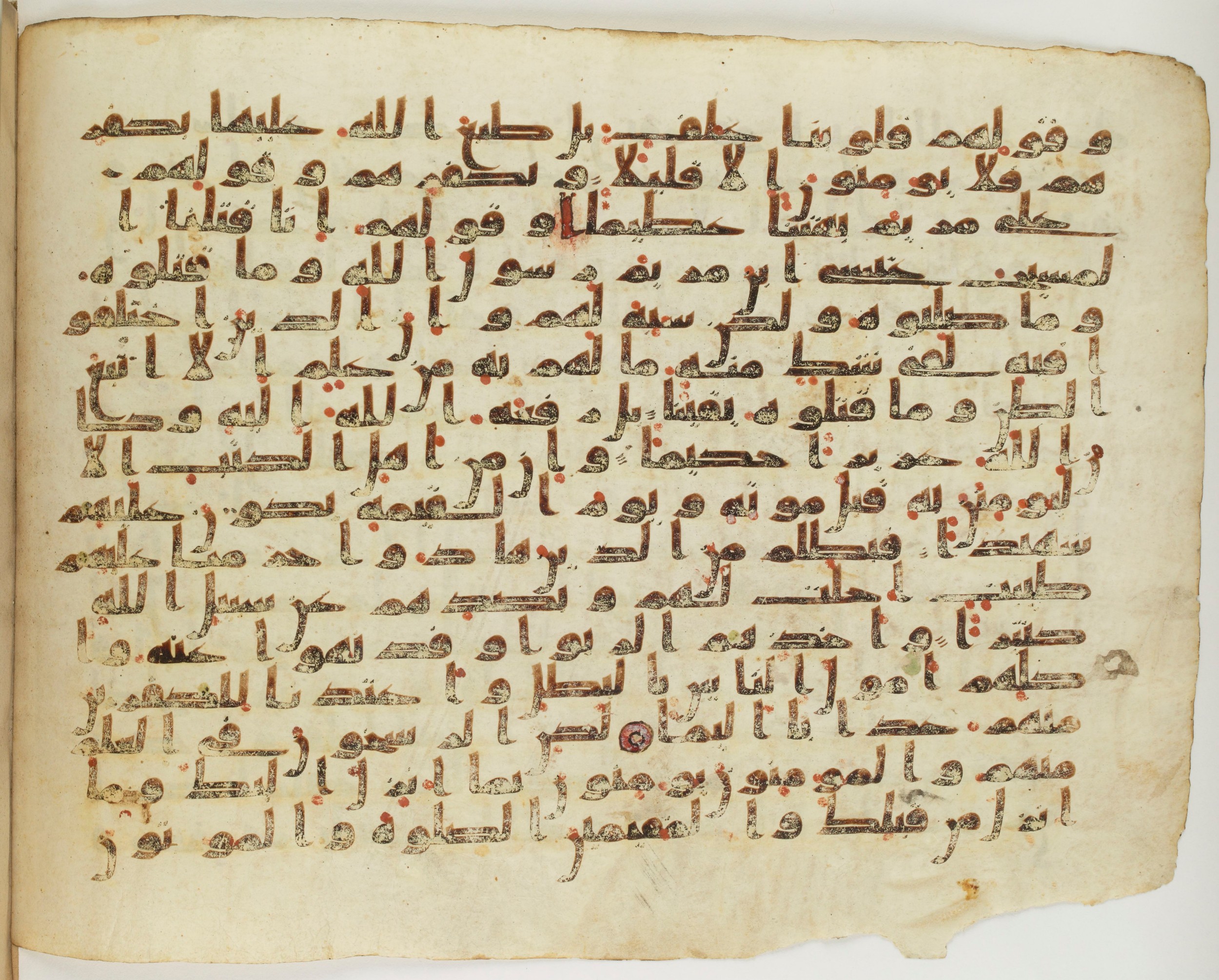 Paris, Bibliothèque nationale de France, Arabe 324 (c) (Scan 2), in Kufic C (Graphie C I a) script, showing Surah 4:161 from 8th Century AD found in Fustat (Old Cairo), Egypt, currently housed at Bibliothèque nationale de France, Paris