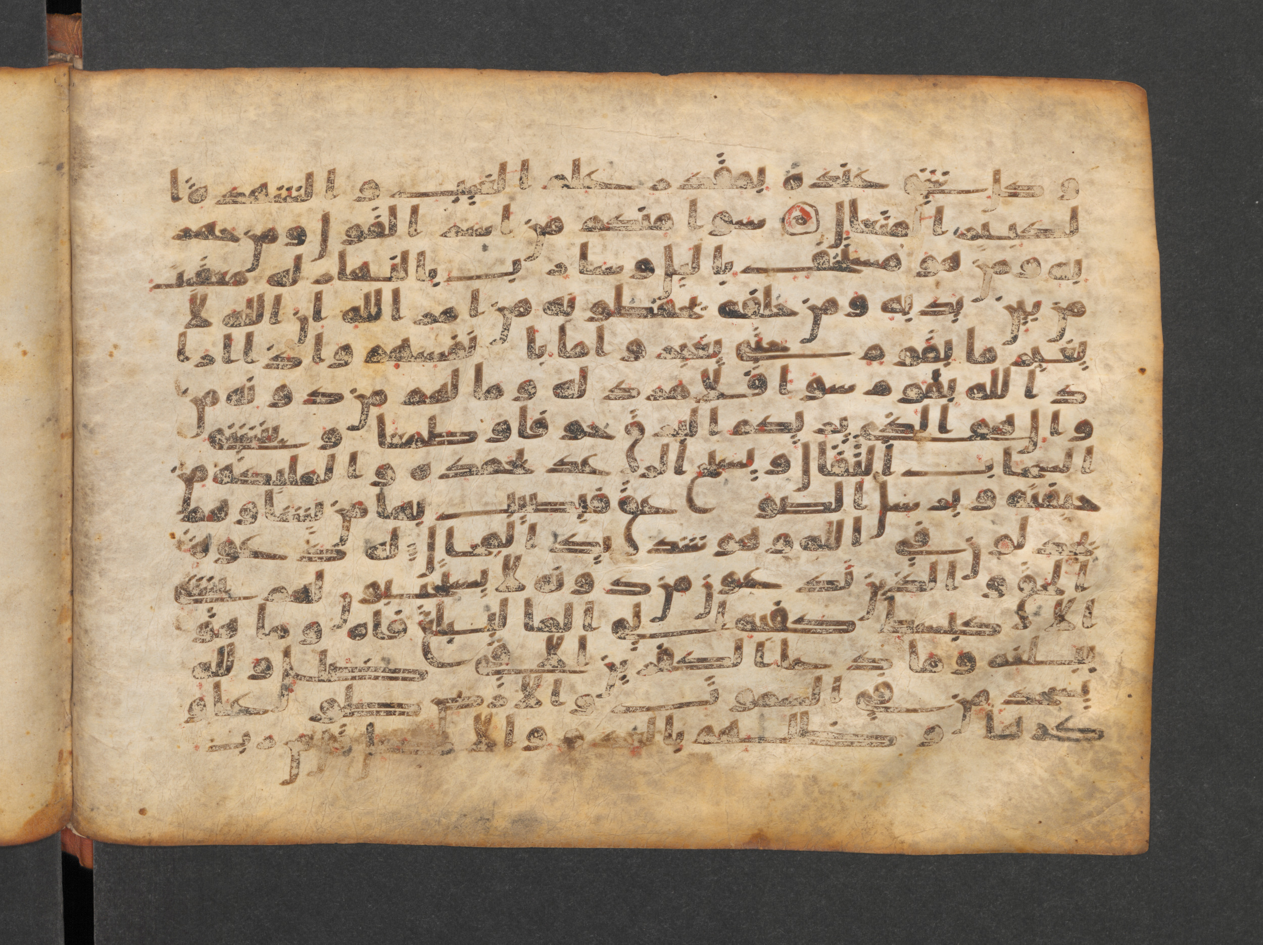 Paris, Bibliothèque nationale de France, Arabe 324 (c) (Scan 3), in Kufic C (Graphie C I a) script, showing Surah 13:13 from 8th Century AD found in Fustat (Old Cairo), Egypt, currently housed at Bibliothèque nationale de France, Paris