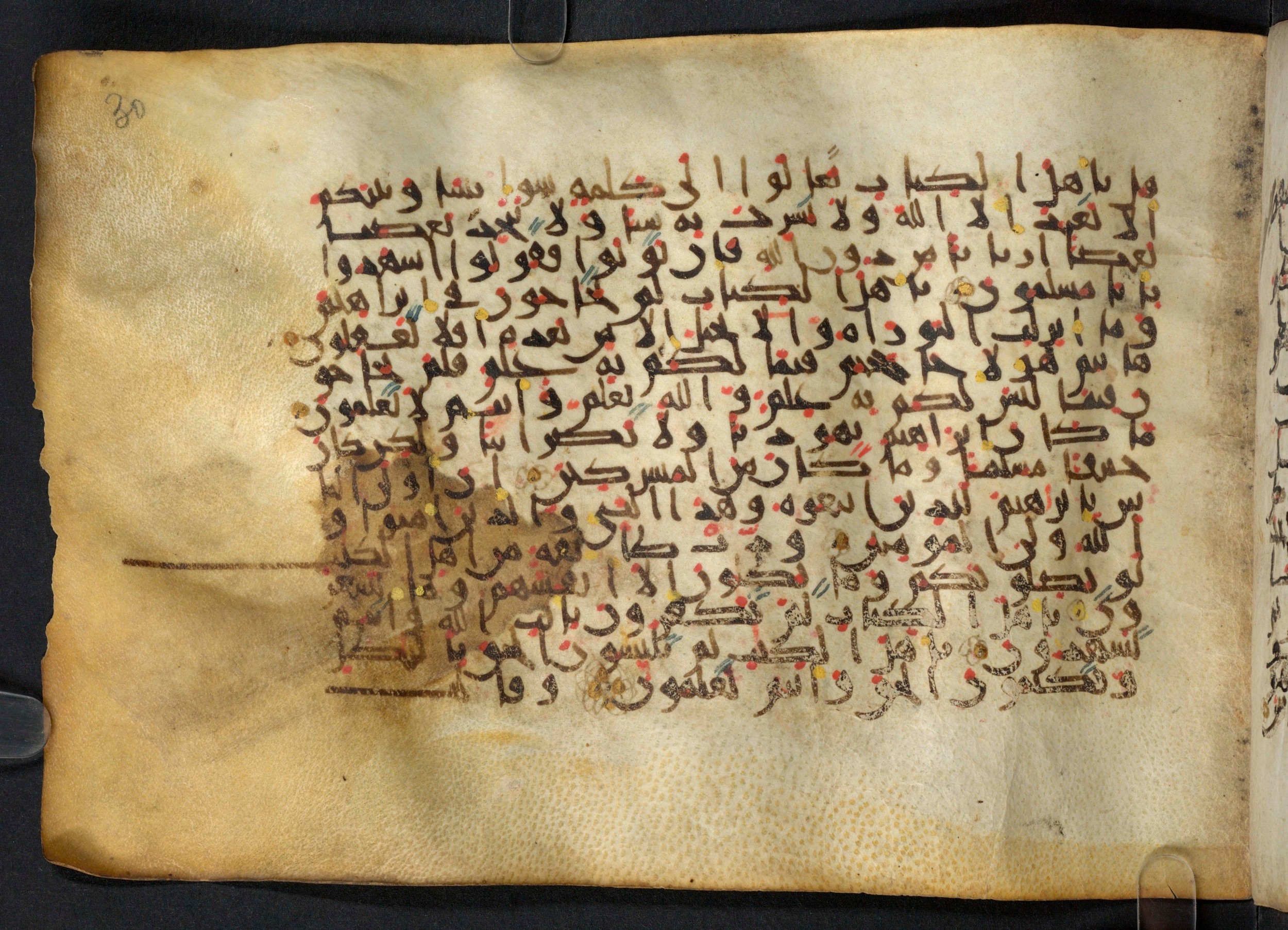 Paris, Bibliothèque nationale de France, Arabe 324 (c) (Scan 1), in Kufic C (Graphie C I a) script, showing Surah 3:71 from 8th Century AD found in Fustat (Old Cairo), Egypt, currently housed at Bibliothèque nationale de France, Paris
