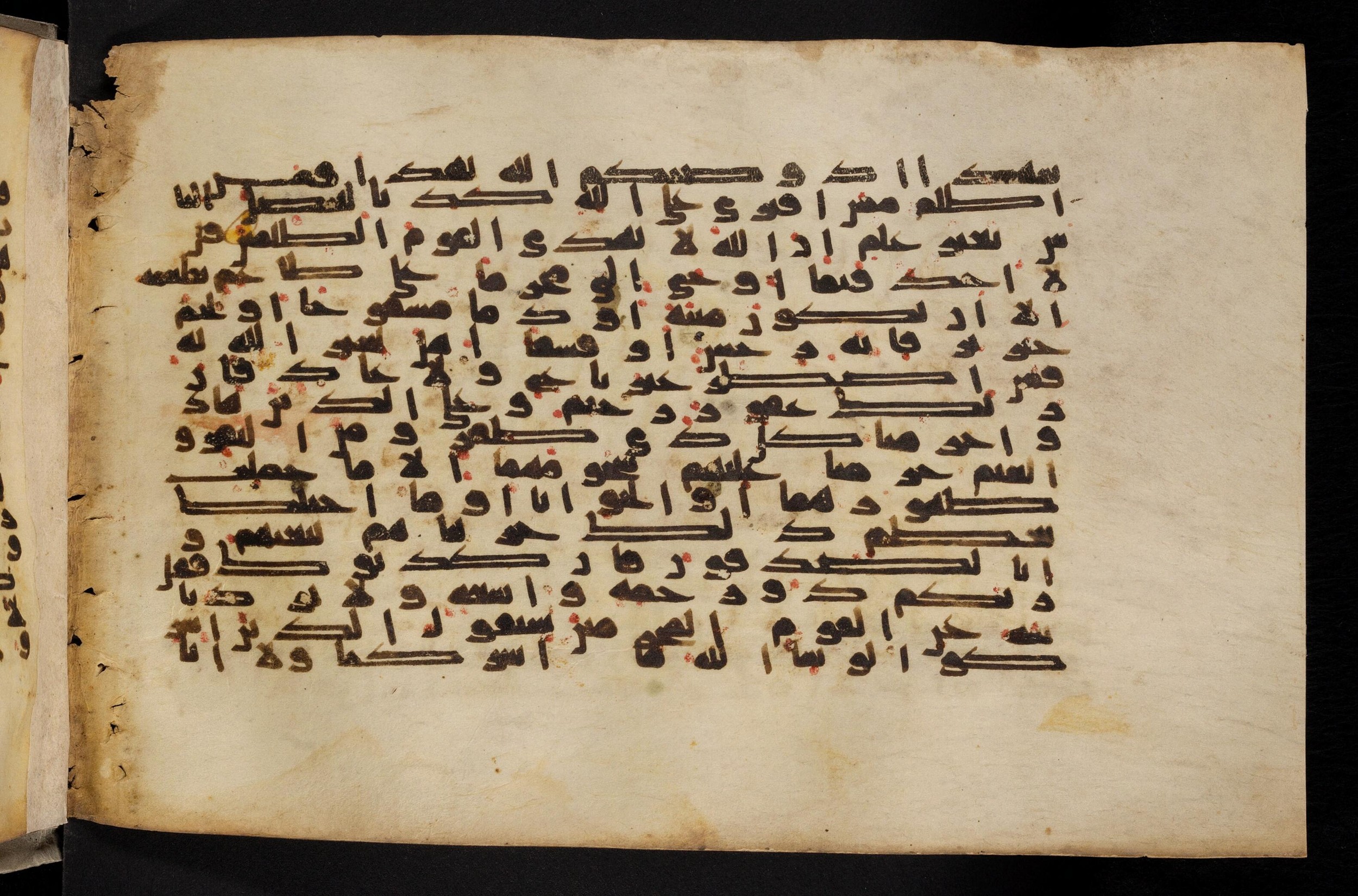 Paris, Bibliothèque nationale de France, Arabe 324 (c) (Scan 2), in Kufic C (Graphie C I a) script, showing Surah 6:147 from 8th Century AD found in Fustat (Old Cairo), Egypt, currently housed at Bibliothèque nationale de France, Paris
