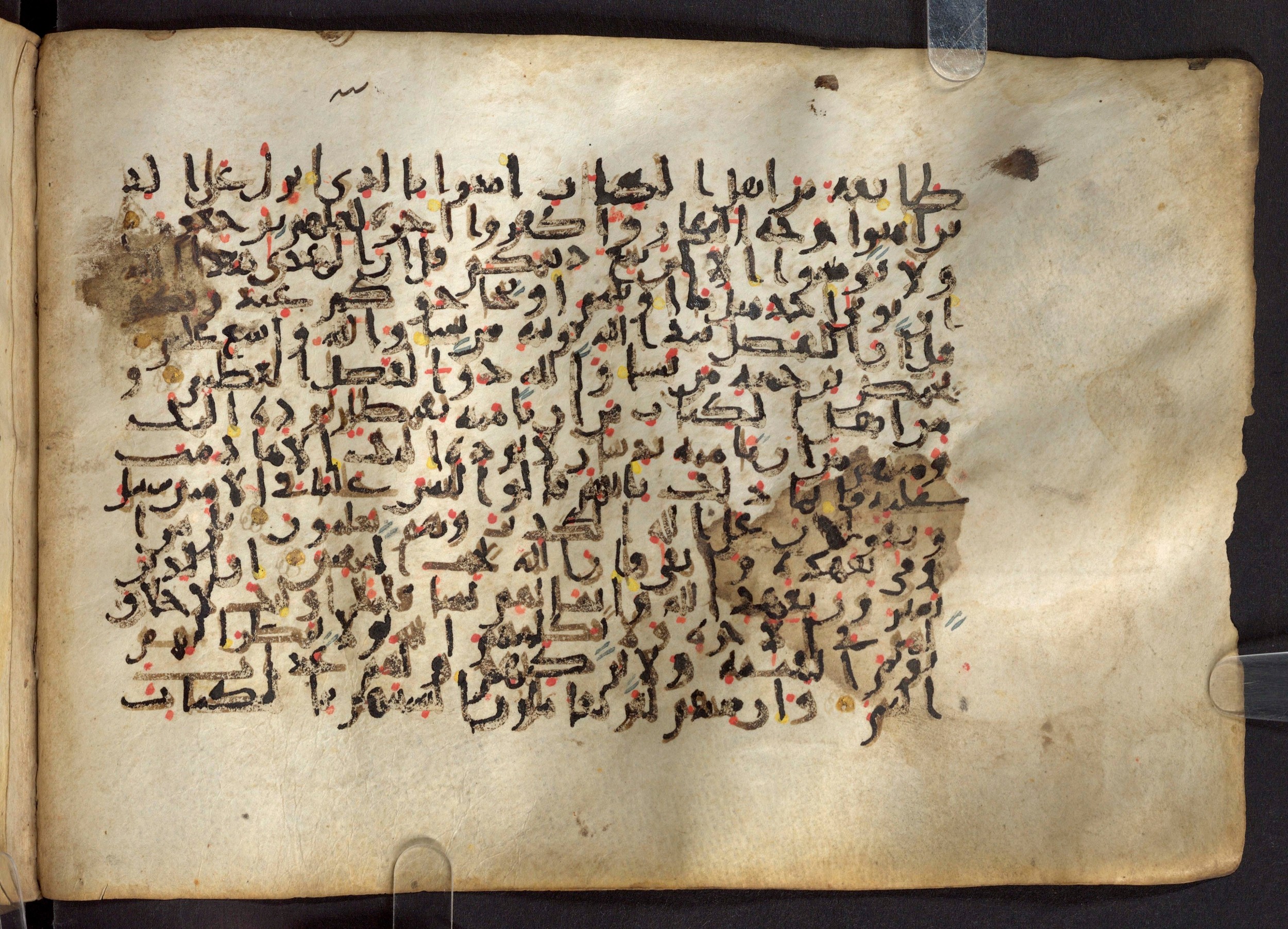 Paris, Bibliothèque nationale de France, Arabe 324 (c) (Scan 1), in Kufic C (Graphie C I a) script, showing Surah 3:73 from 8th Century AD found in Fustat (Old Cairo), Egypt, currently housed at Bibliothèque nationale de France, Paris