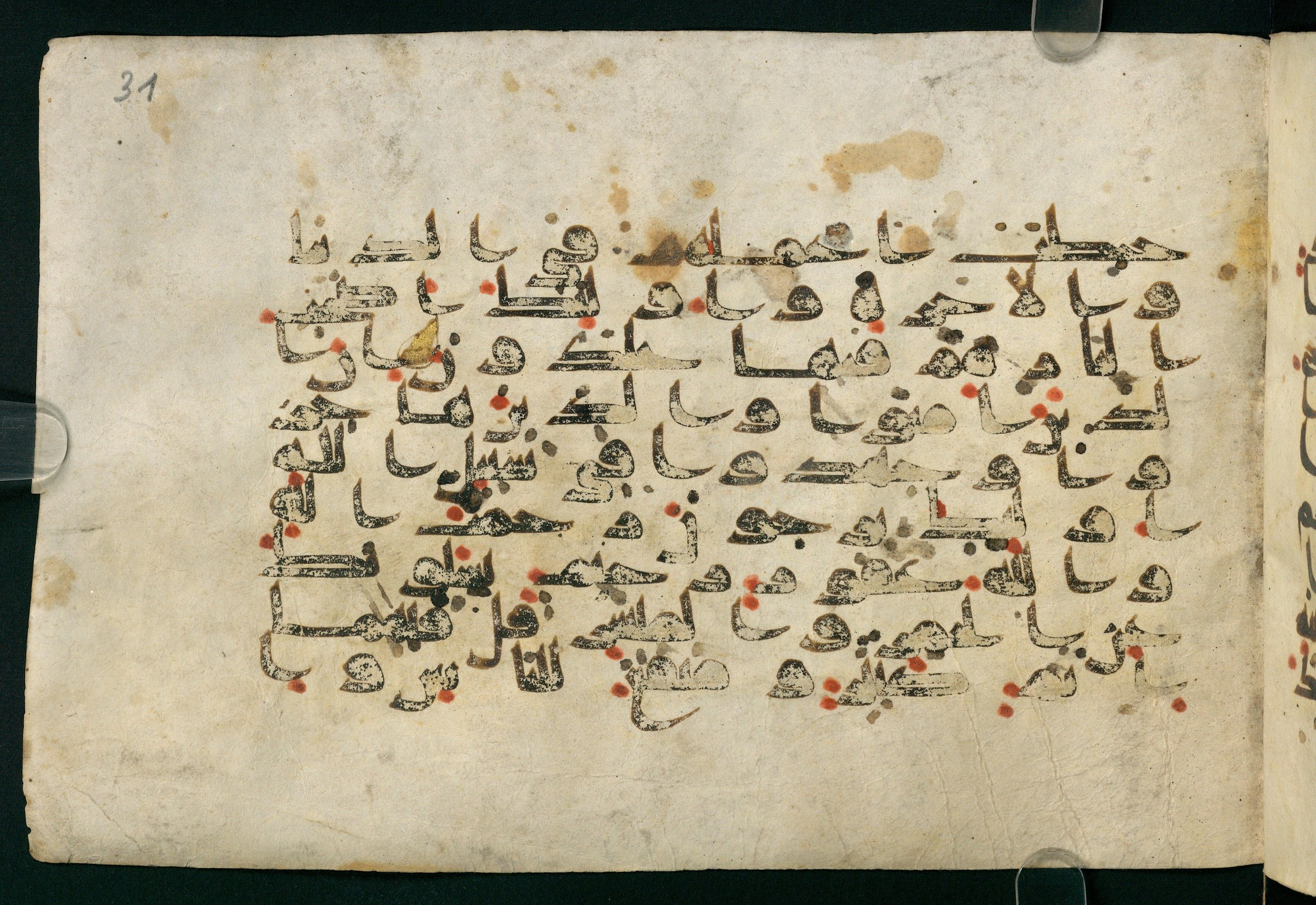 Paris, Bibliothèque nationale de France, Arabe 324 (c) (Scan 4), in Kufic C (Graphie C I a) script, showing Surah 2:217 from 8th Century AD found in Fustat (Old Cairo), Egypt, currently housed at Bibliothèque nationale de France, Paris