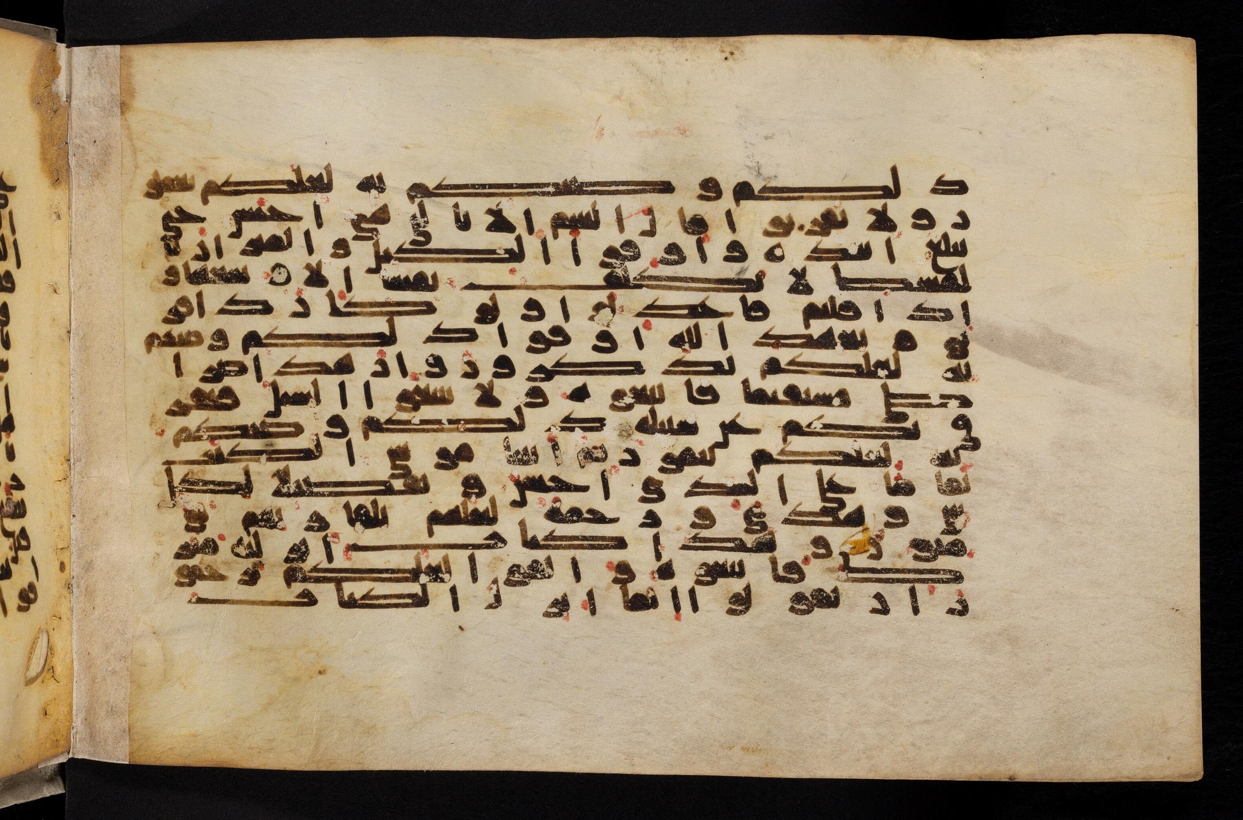 Paris, Bibliothèque nationale de France, Arabe 324 (c) (Scan 3), in Kufic C (Graphie C I a) script, showing Surah 6:152 from 8th Century AD found in Fustat (Old Cairo), Egypt, currently housed at Bibliothèque nationale de France, Paris