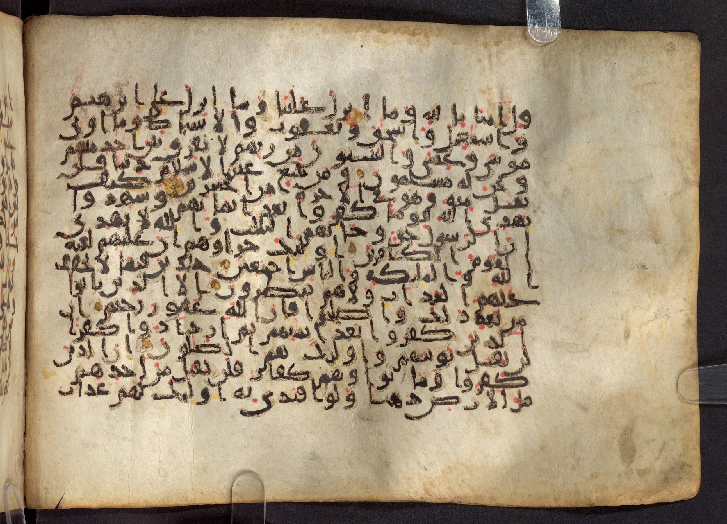 Paris, Bibliothèque nationale de France, Arabe 324 (c) (Scan 2), in Kufic C (Graphie C I a) script, showing Surah 3:91 from 8th Century AD found in Fustat (Old Cairo), Egypt, currently housed at Bibliothèque nationale de France, Paris