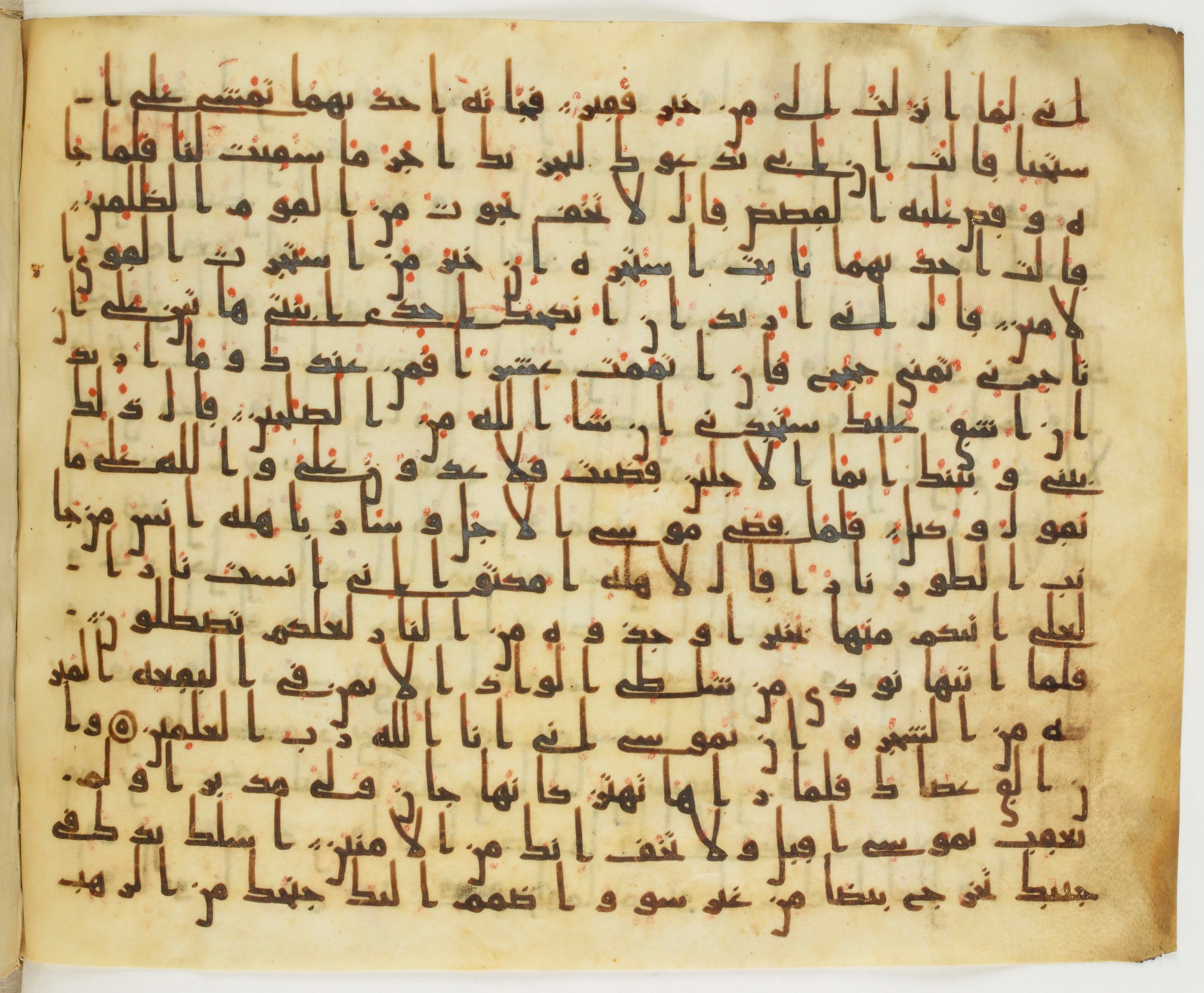 Paris, Bibliothèque nationale de France, Arabe 324 (c) (Scan 2), in Kufic C (Graphie C I a) script, showing Surah 28:32 from 8th Century AD found in Fustat (Old Cairo), Egypt, currently housed at Bibliothèque nationale de France, Paris