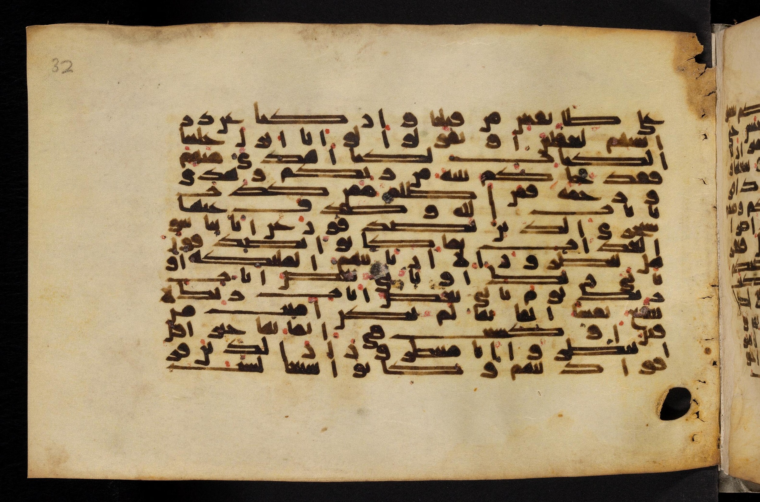 Paris, Bibliothèque nationale de France, Arabe 324 (c) (Scan 3), in Kufic C (Graphie C I a) script, showing Surah 6:159 from 8th Century AD found in Fustat (Old Cairo), Egypt, currently housed at Bibliothèque nationale de France, Paris