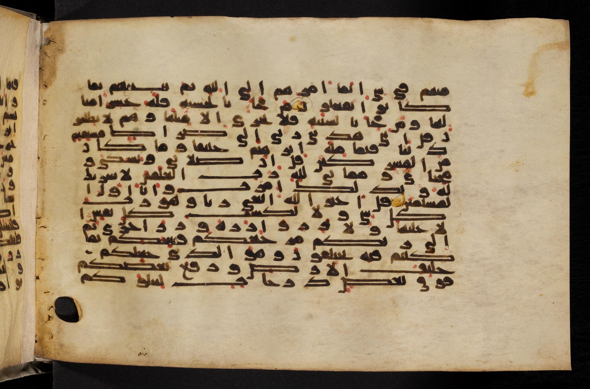 Paris, Bibliothèque nationale de France, Arabe 324 (c) (Scan 3), in Kufic C (Graphie C I a) script, showing Surah 6:161 from 8th Century AD found in Fustat (Old Cairo), Egypt, currently housed at Bibliothèque nationale de France, Paris