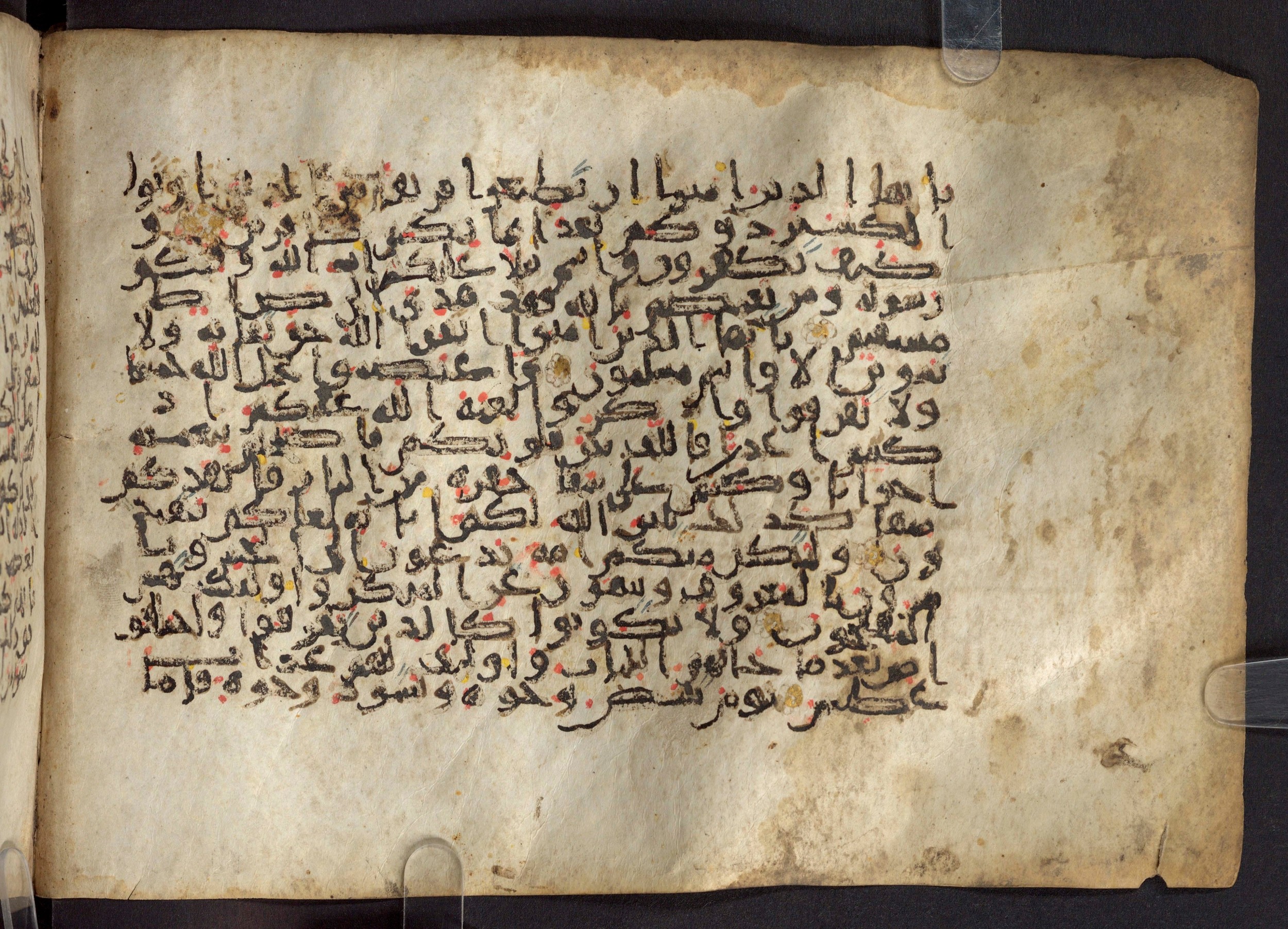 Paris, Bibliothèque nationale de France, Arabe 324 (c) (Scan 1), in Kufic C (Graphie C I a) script, showing Surah 3:103 from 8th Century AD found in Fustat (Old Cairo), Egypt, currently housed at Bibliothèque nationale de France, Paris