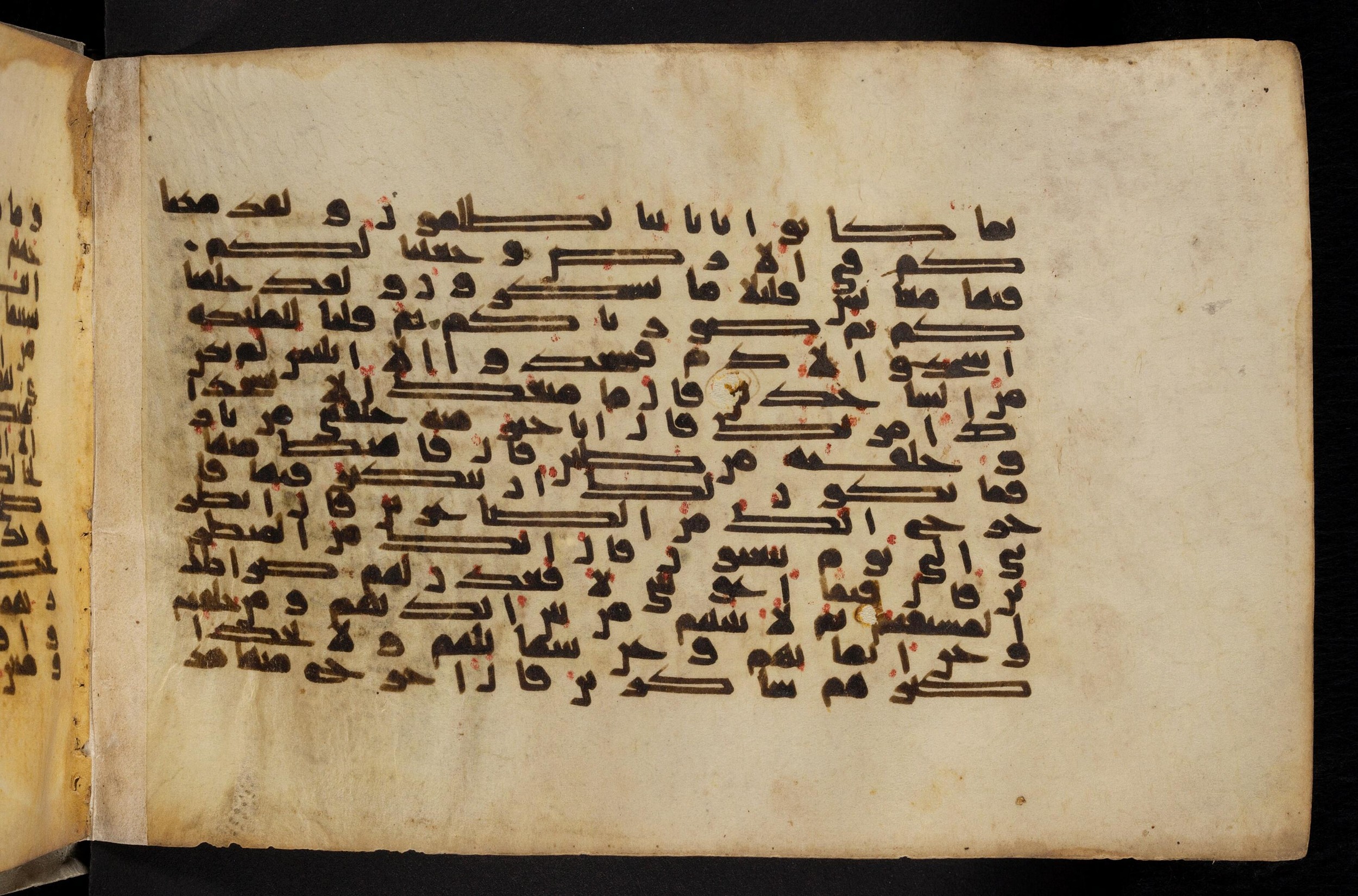 Paris, Bibliothèque nationale de France, Arabe 324 (c) (Scan 3), in Kufic C (Graphie C I a) script, showing Surah 7:9 from 8th Century AD found in Fustat (Old Cairo), Egypt, currently housed at Bibliothèque nationale de France, Paris