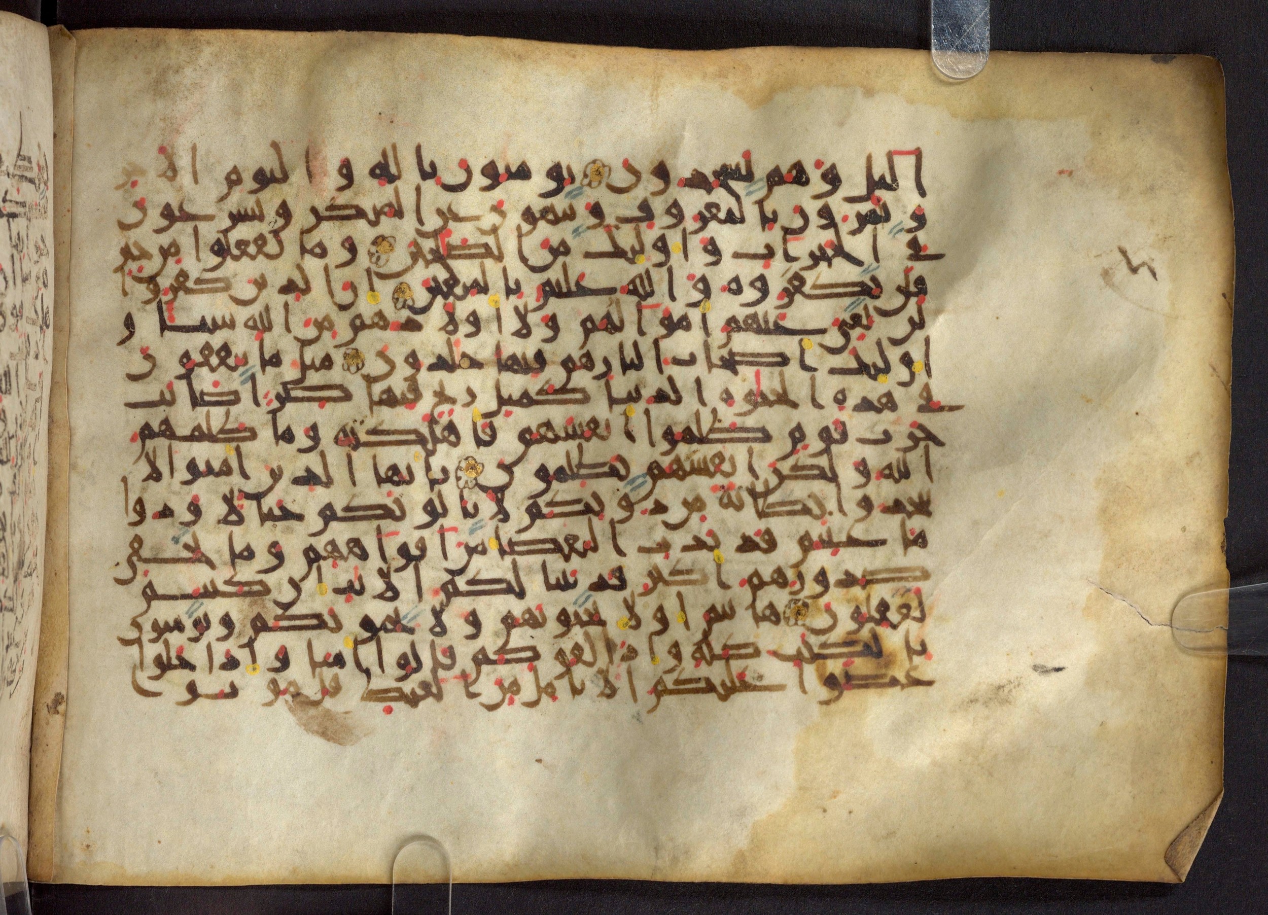 Paris, Bibliothèque nationale de France, Arabe 324 (c) (Scan 1), in Kufic C (Graphie C I a) script, showing Surah 3:116 from 8th Century AD found in Fustat (Old Cairo), Egypt, currently housed at Bibliothèque nationale de France, Paris