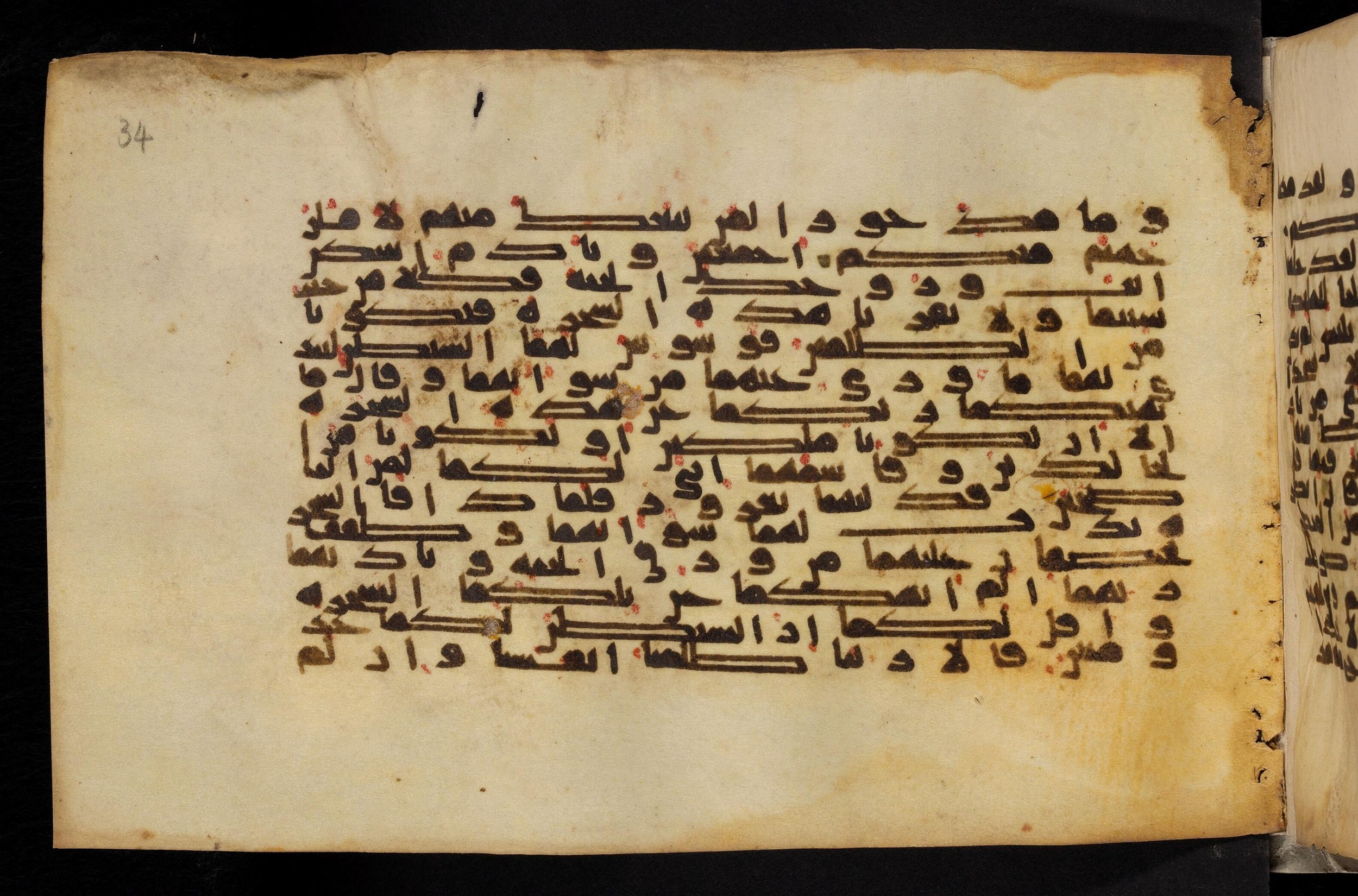 Paris, Bibliothèque nationale de France, Arabe 324 (c) (Scan 3), in Kufic C (Graphie C I a) script, showing Surah 7:22 from 8th Century AD found in Fustat (Old Cairo), Egypt, currently housed at Bibliothèque nationale de France, Paris