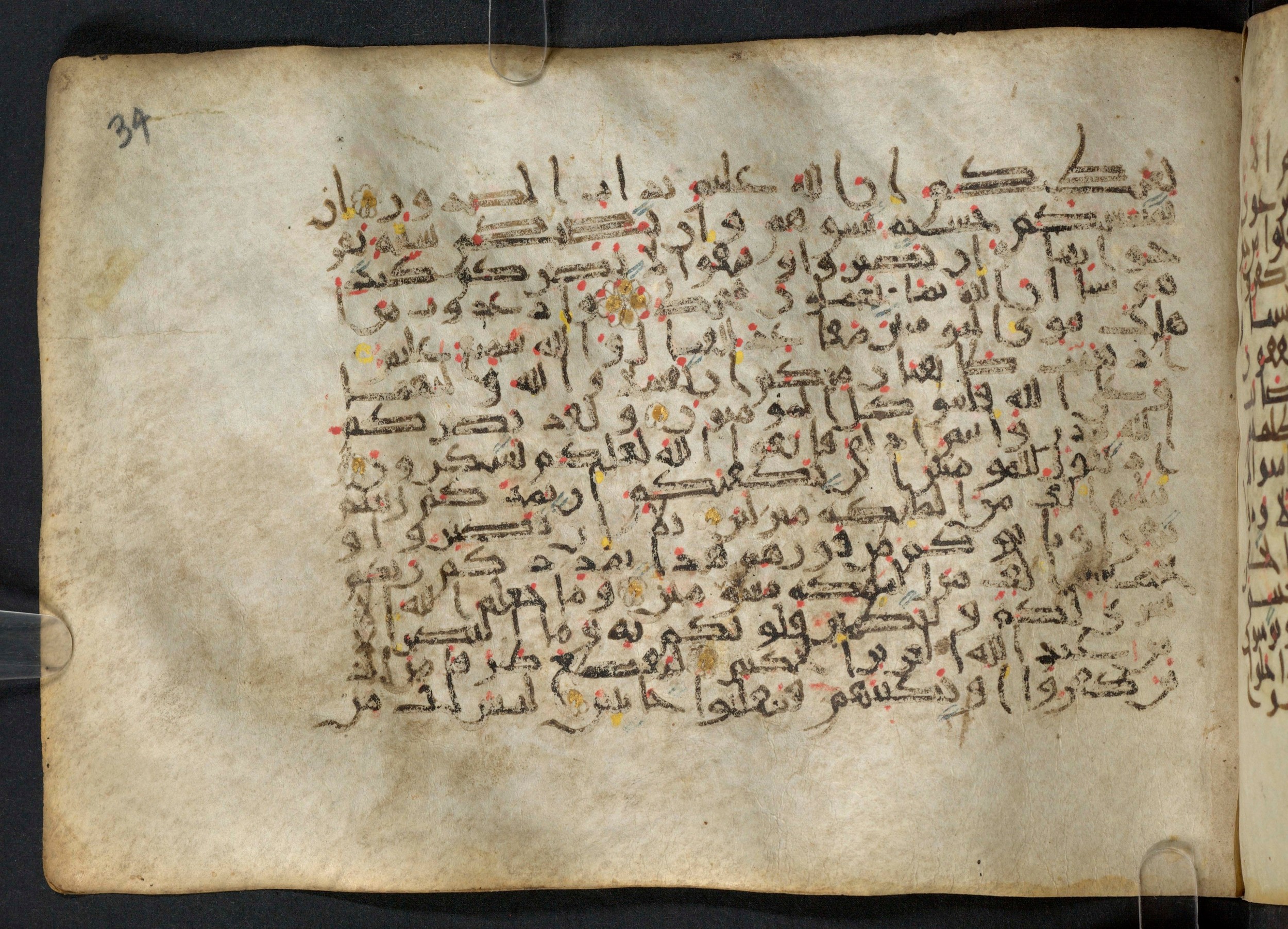 Paris, Bibliothèque nationale de France, Arabe 324 (c) (Scan 2), in Kufic C (Graphie C I a) script, showing Surah 3:124 from 8th Century AD found in Fustat (Old Cairo), Egypt, currently housed at Bibliothèque nationale de France, Paris