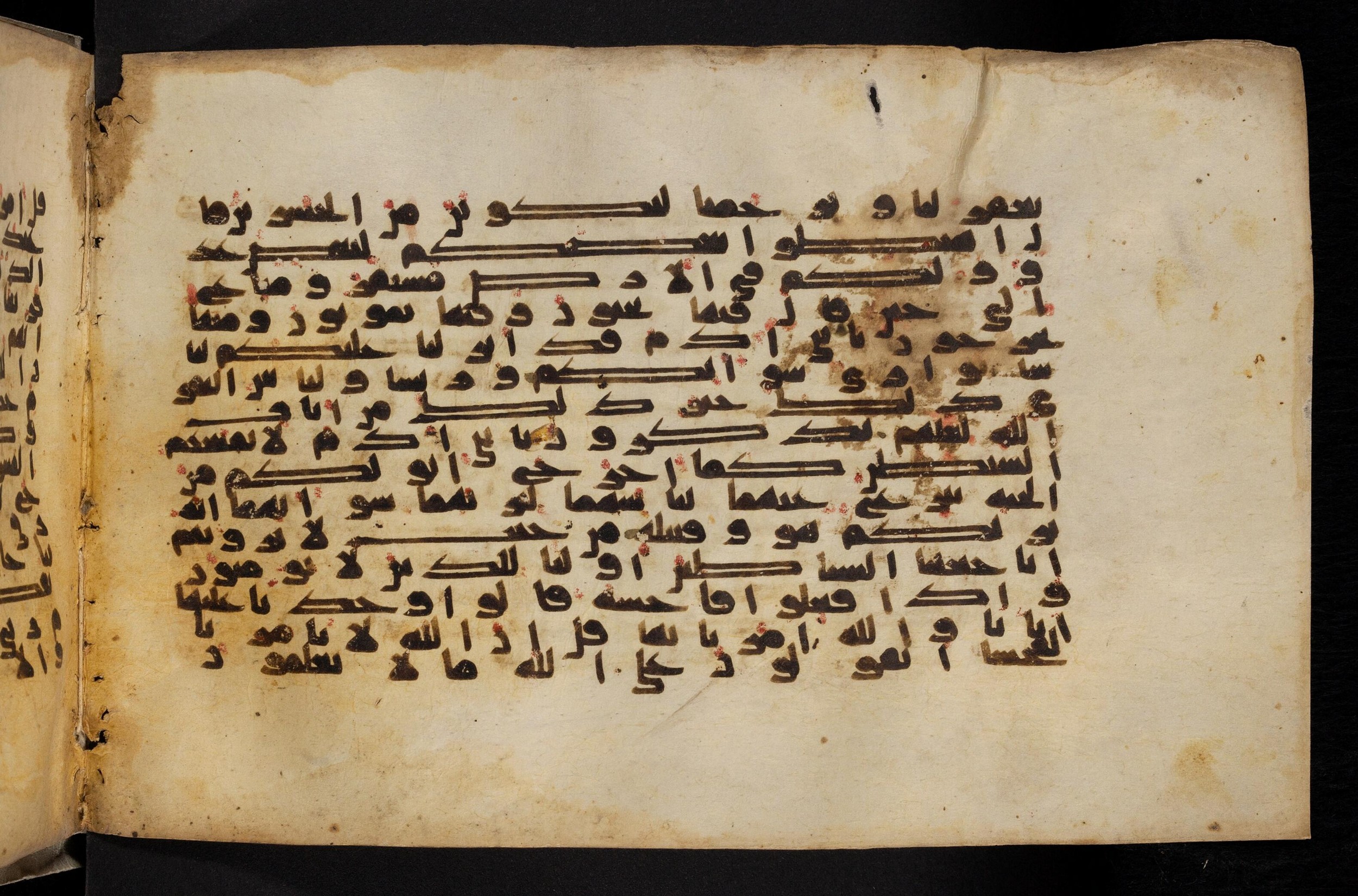 Paris, Bibliothèque nationale de France, Arabe 324 (c) (Scan 3), in Kufic C (Graphie C I a) script, showing Surah 7:28 from 8th Century AD found in Fustat (Old Cairo), Egypt, currently housed at Bibliothèque nationale de France, Paris