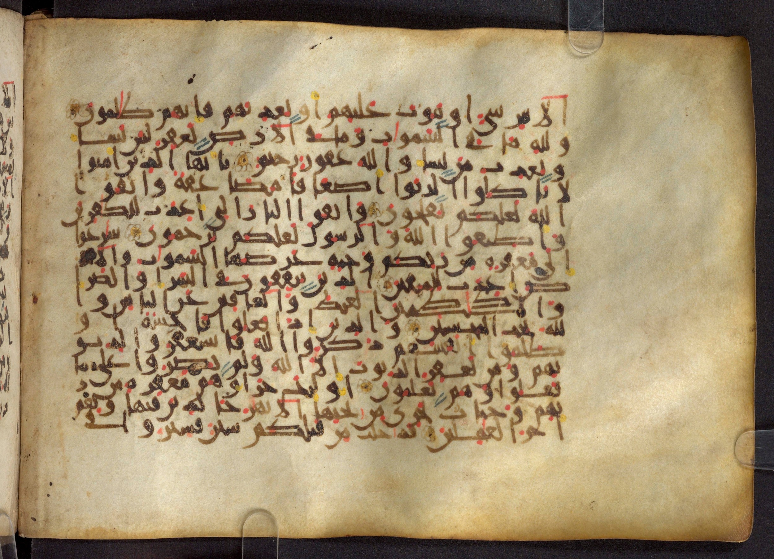 Paris, Bibliothèque nationale de France, Arabe 324 (c) (Scan 1), in Kufic C (Graphie C I a) script, showing Surah 3:136 from 8th Century AD found in Fustat (Old Cairo), Egypt, currently housed at Bibliothèque nationale de France, Paris