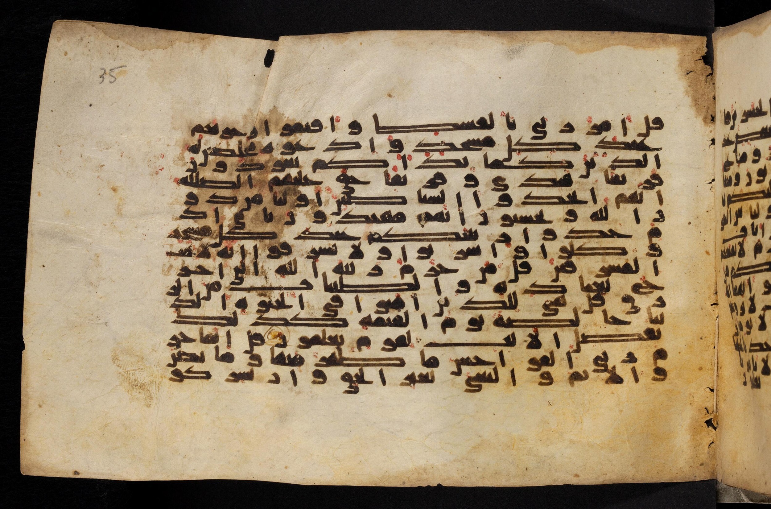 Paris, Bibliothèque nationale de France, Arabe 324 (c) (Scan 3), in Kufic C (Graphie C I a) script, showing Surah 7:32 from 8th Century AD found in Fustat (Old Cairo), Egypt, currently housed at Bibliothèque nationale de France, Paris