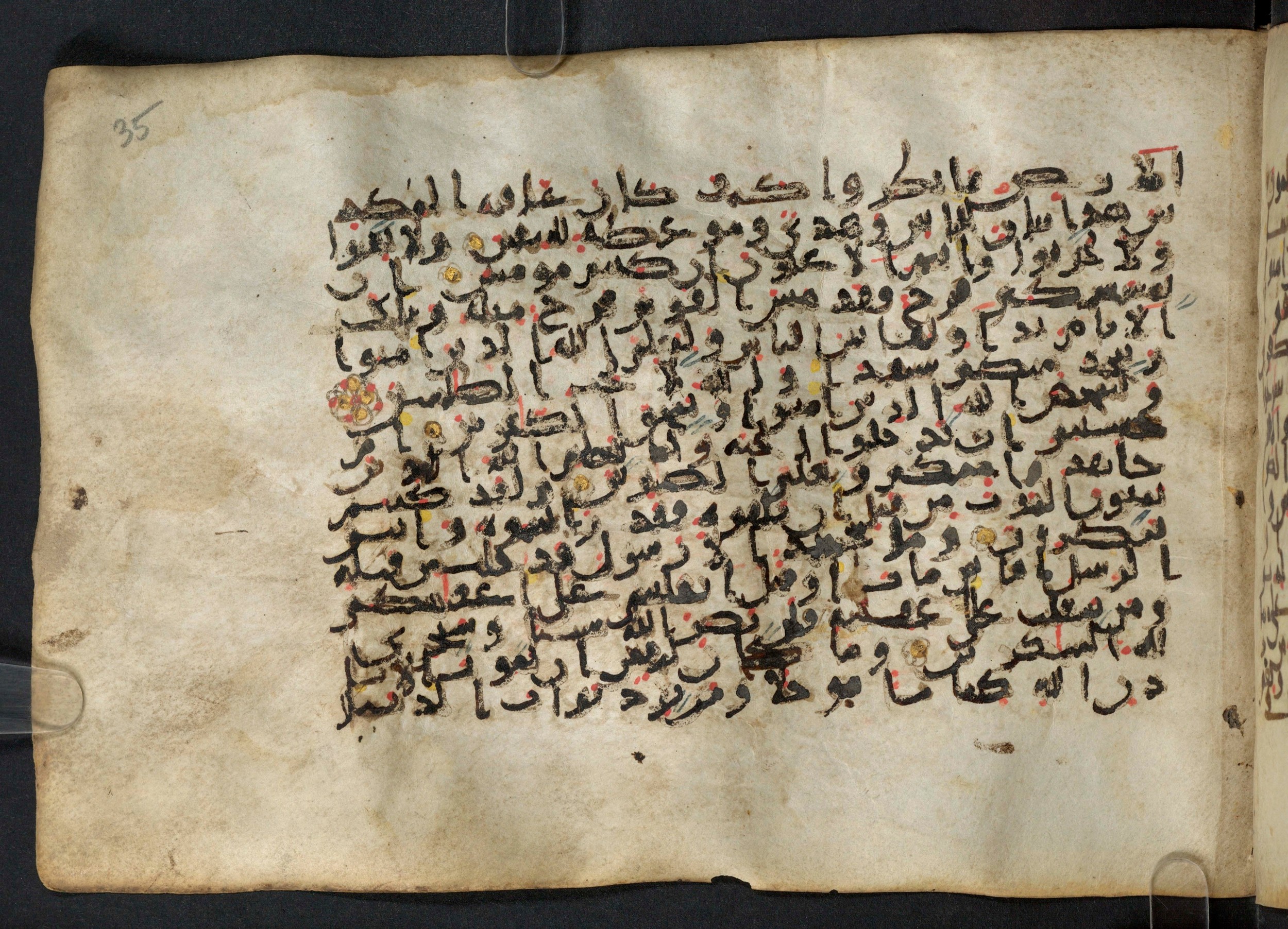Paris, Bibliothèque nationale de France, Arabe 324 (c) (Scan 2), in Kufic C (Graphie C I a) script, showing Surah 3:137 from 8th Century AD found in Fustat (Old Cairo), Egypt, currently housed at Bibliothèque nationale de France, Paris