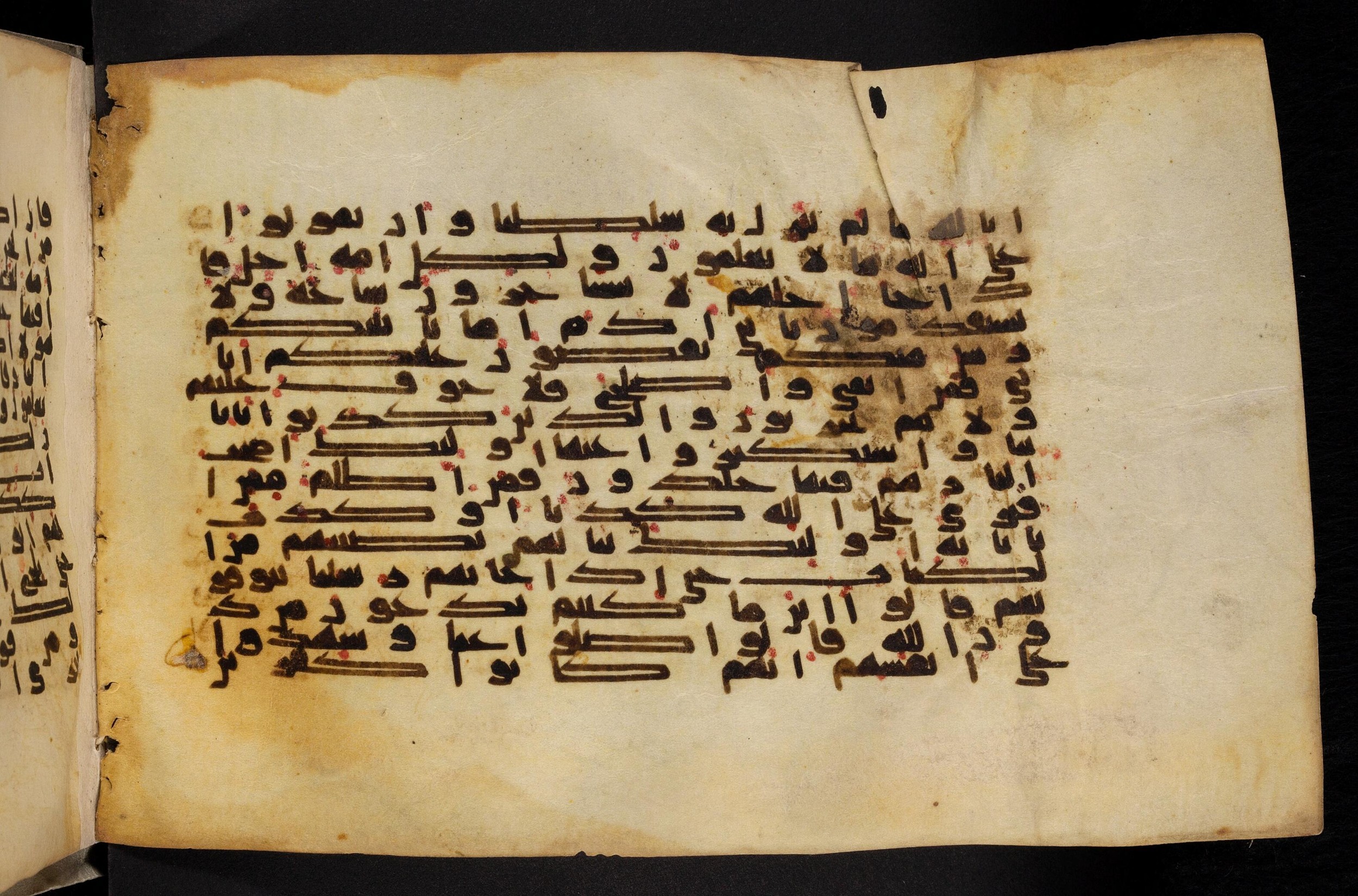 Paris, Bibliothèque nationale de France, Arabe 324 (c) (Scan 4), in Kufic C (Graphie C I a) script, showing Surah 7:33 from 8th Century AD found in Fustat (Old Cairo), Egypt, currently housed at Bibliothèque nationale de France, Paris