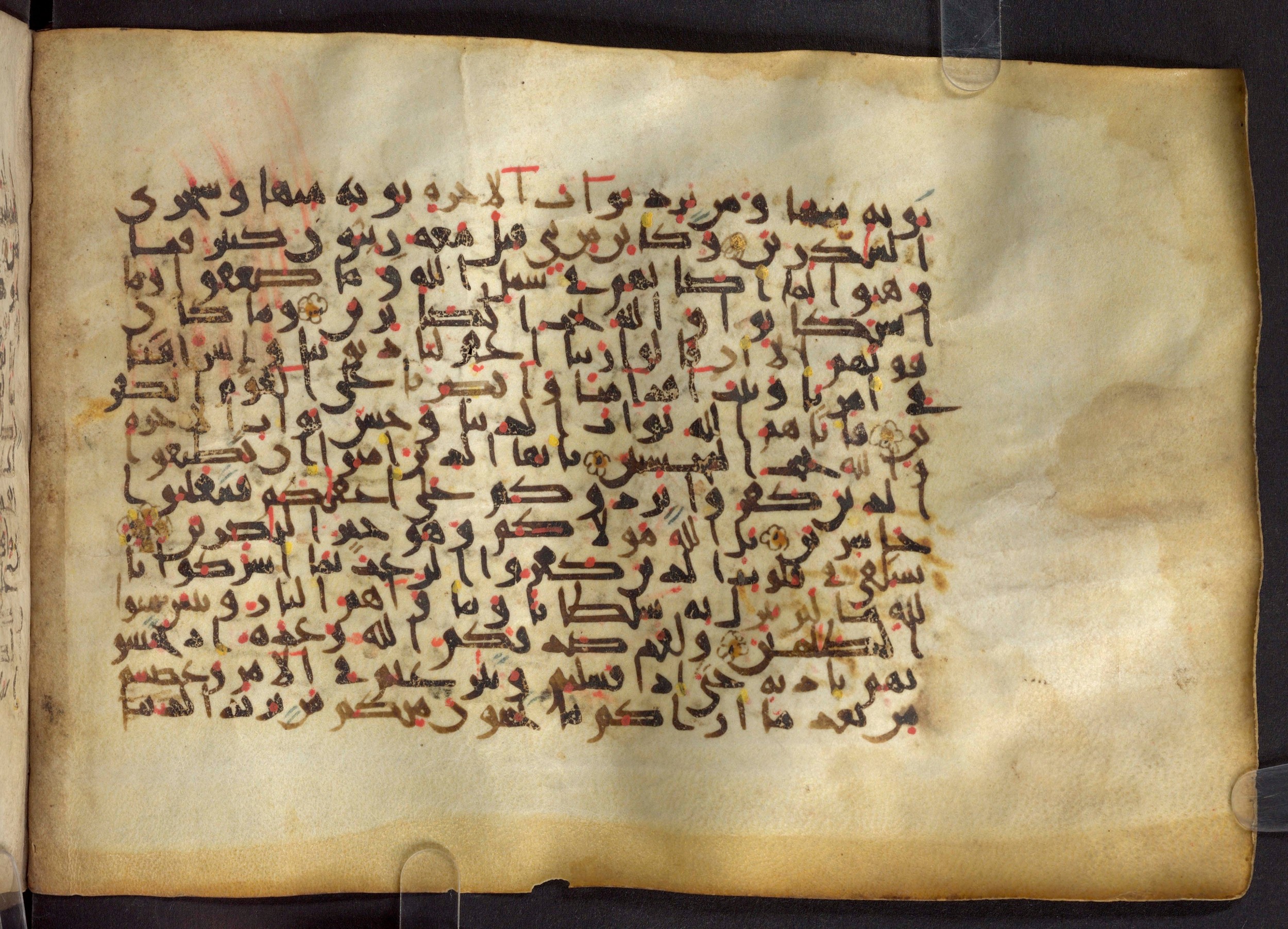 Paris, Bibliothèque nationale de France, Arabe 324 (c) (Scan 1), in Kufic C (Graphie C I a) script, showing Surah 3:152 from 8th Century AD found in Fustat (Old Cairo), Egypt, currently housed at Bibliothèque nationale de France, Paris