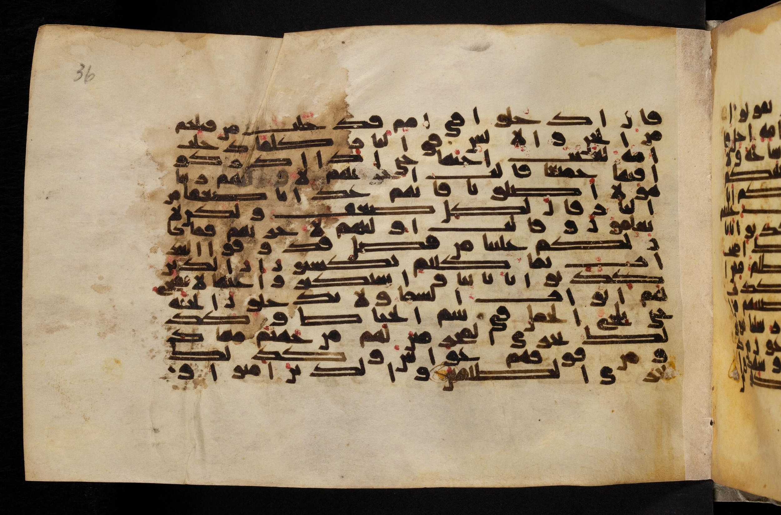Paris, Bibliothèque nationale de France, Arabe 324 (c) (Scan 4), in Kufic C (Graphie C I a) script, showing Surah 7:39 from 8th Century AD found in Fustat (Old Cairo), Egypt, currently housed at Bibliothèque nationale de France, Paris