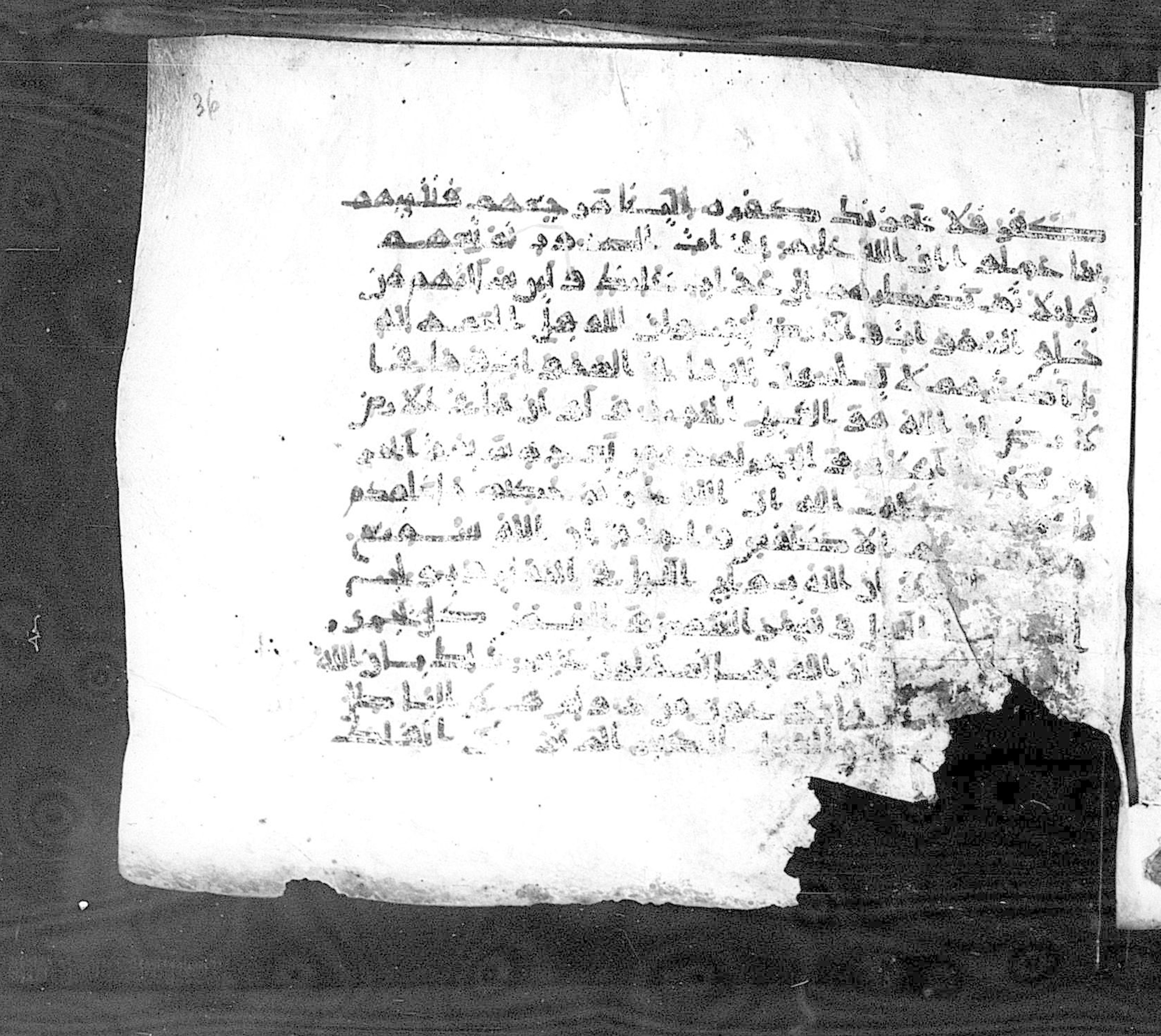 Paris, Bibliothèque nationale de France, Arabe 324 (c) (Scan 1), in Kufic C (Graphie C I a) script, showing Surah 31:28 from 8th Century AD found in Fustat (Old Cairo), Egypt, currently housed at Bibliothèque nationale de France, Paris