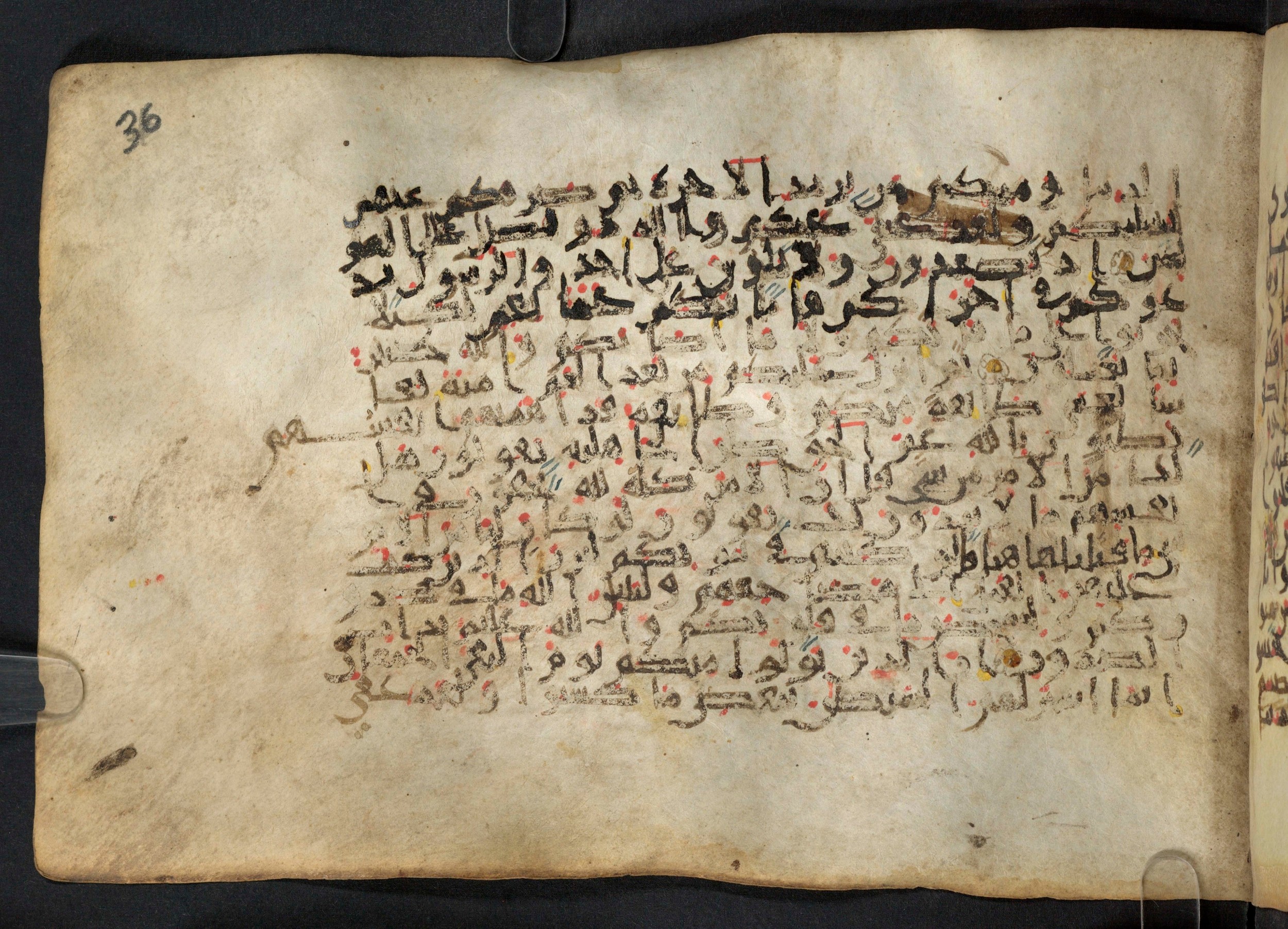 Paris, Bibliothèque nationale de France, Arabe 324 (c) (Scan 2), in Kufic C (Graphie C I a) script, showing Surah 3:152 from 8th Century AD found in Fustat (Old Cairo), Egypt, currently housed at Bibliothèque nationale de France, Paris