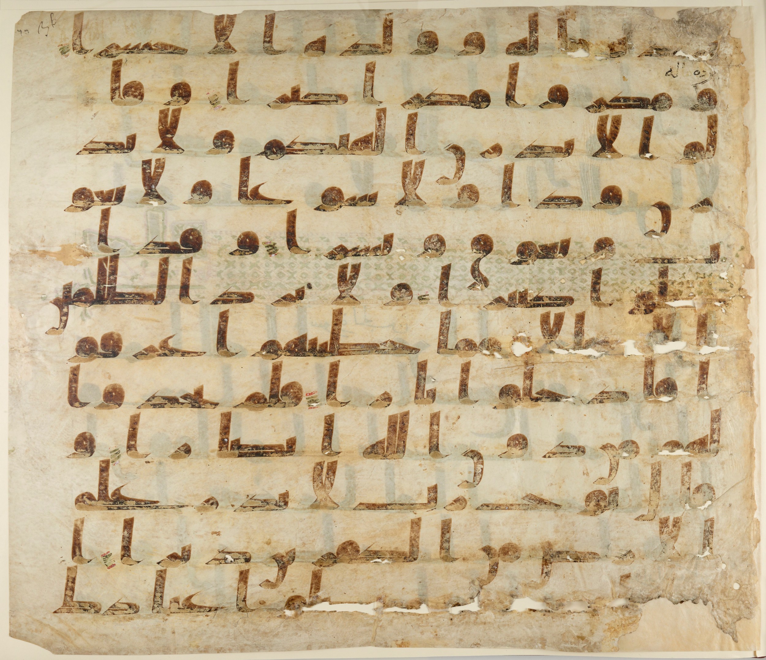 Paris, Bibliothèque nationale de France, Arabe 324 (c) (Scan 2), in Kufic C (Graphie C I a) script, showing Surah 71:22 from 8th Century AD found in Fustat (Old Cairo), Egypt, currently housed at Bibliothèque nationale de France, Paris