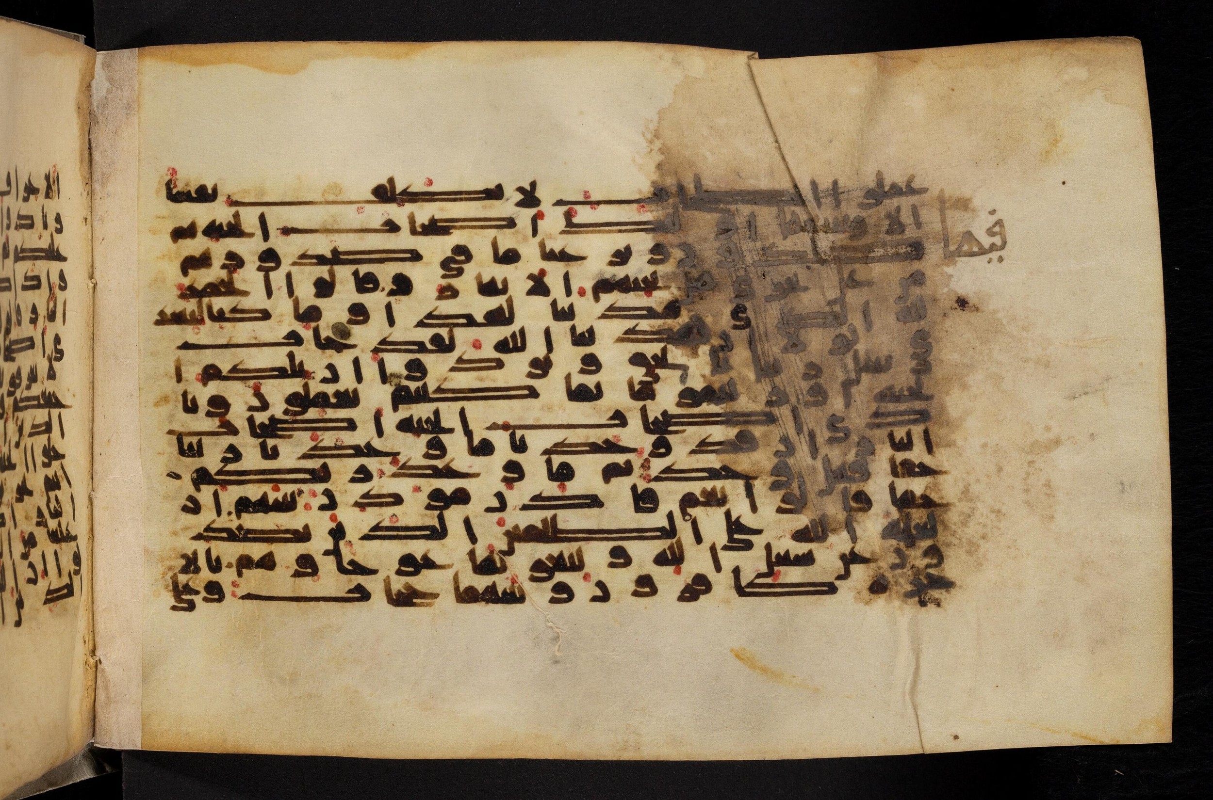 Paris, Bibliothèque nationale de France, Arabe 324 (c) (Scan 4), in Kufic C (Graphie C I a) script, showing Surah 7:43 from 8th Century AD found in Fustat (Old Cairo), Egypt, currently housed at Bibliothèque nationale de France, Paris