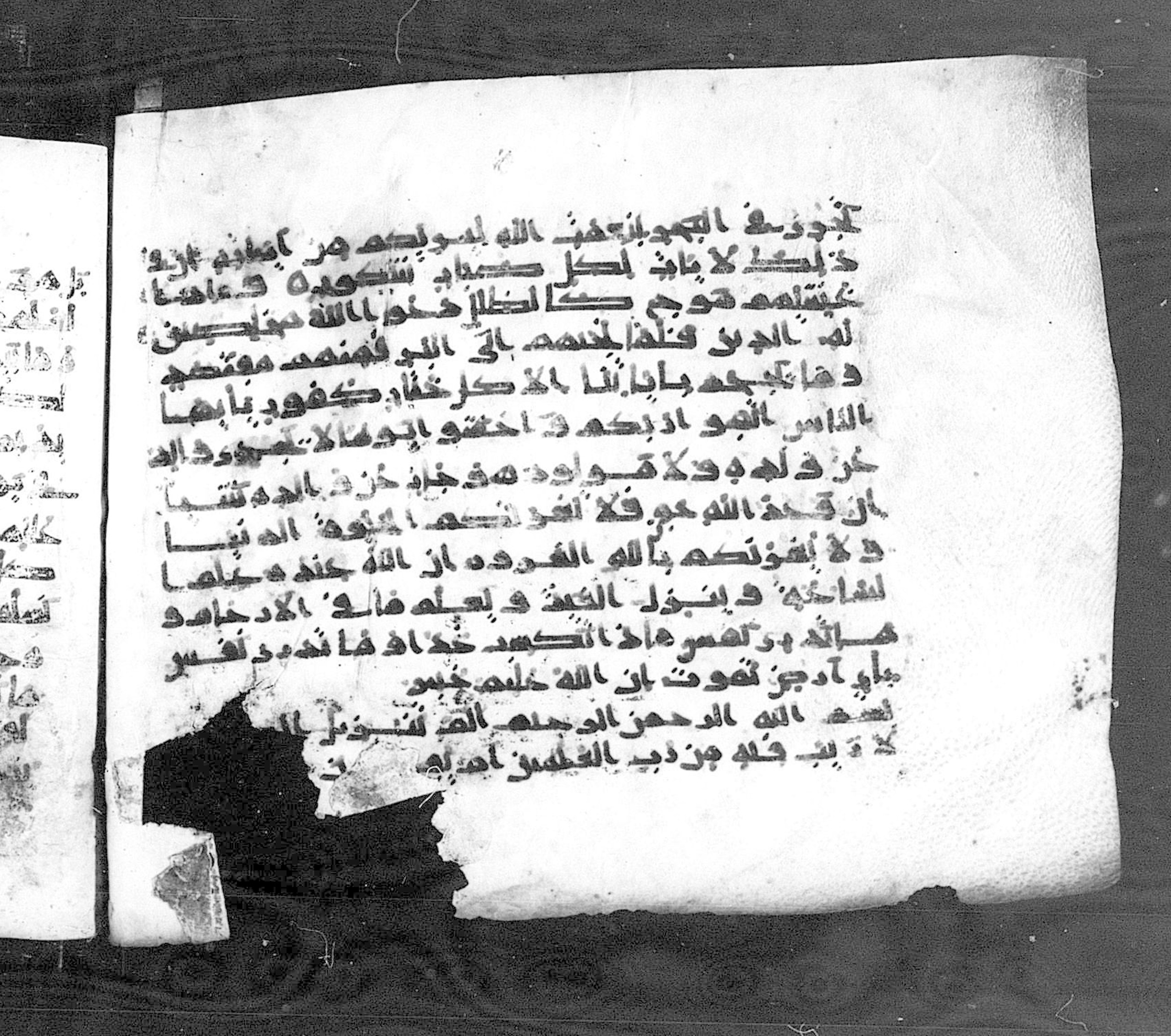 Paris, Bibliothèque nationale de France, Arabe 324 (c) (Scan 1), in Kufic C (Graphie C I a) script, showing Surah 32:1 from 8th Century AD found in Fustat (Old Cairo), Egypt, currently housed at Bibliothèque nationale de France, Paris