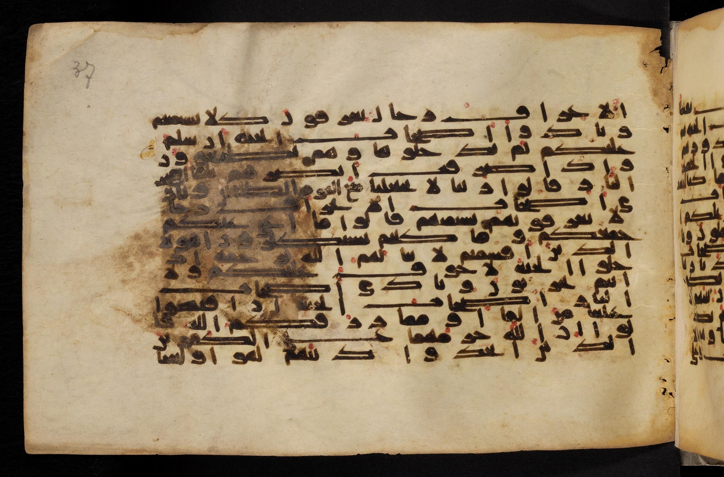 Paris, Bibliothèque nationale de France, Arabe 324 (c) (Scan 3), in Kufic C (Graphie C I a) script, showing Surah 7:49 from 8th Century AD found in Fustat (Old Cairo), Egypt, currently housed at Bibliothèque nationale de France, Paris