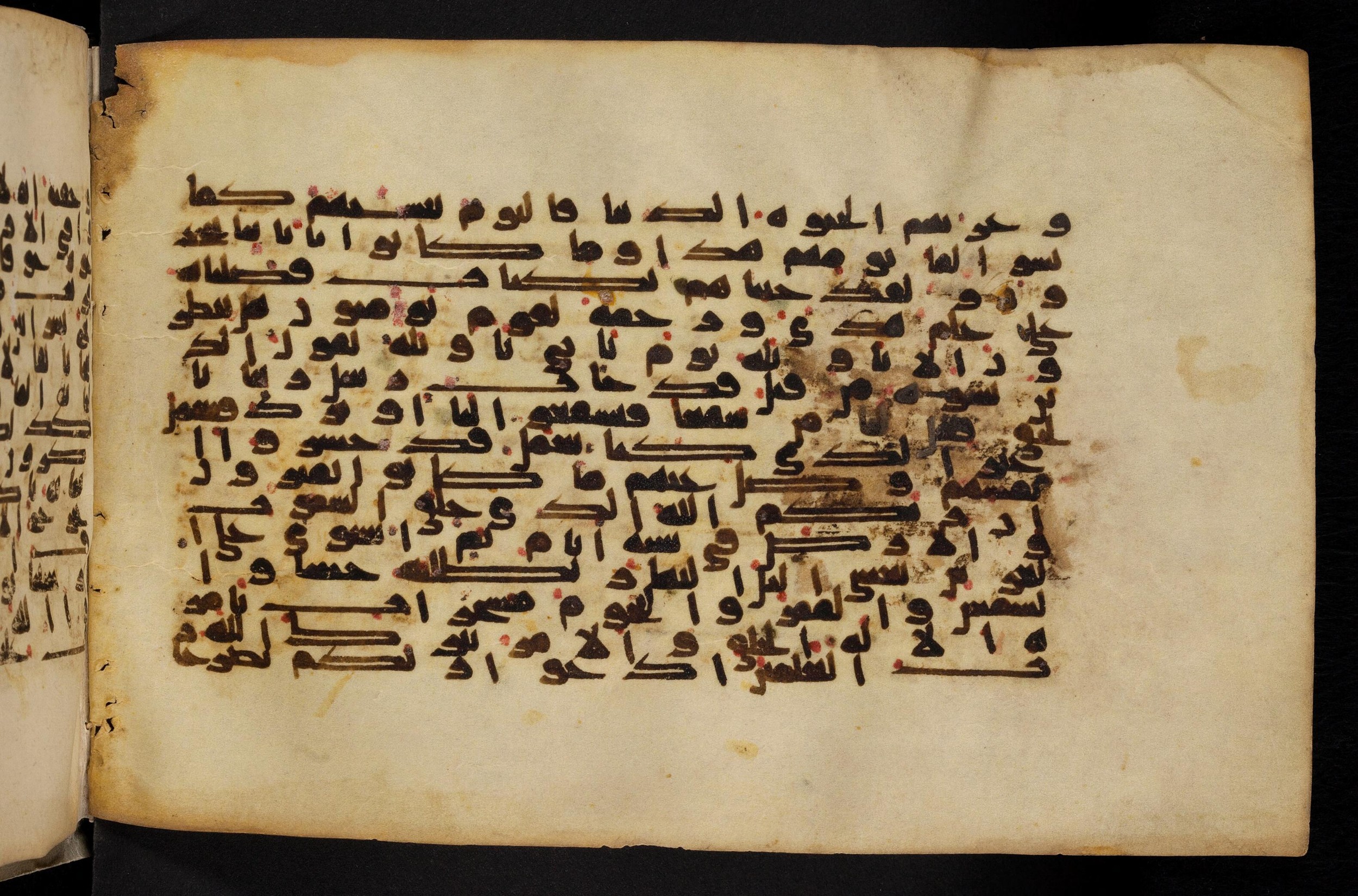 Paris, Bibliothèque nationale de France, Arabe 324 (c) (Scan 3), in Kufic C (Graphie C I a) script, showing Surah 7:53 from 8th Century AD found in Fustat (Old Cairo), Egypt, currently housed at Bibliothèque nationale de France, Paris