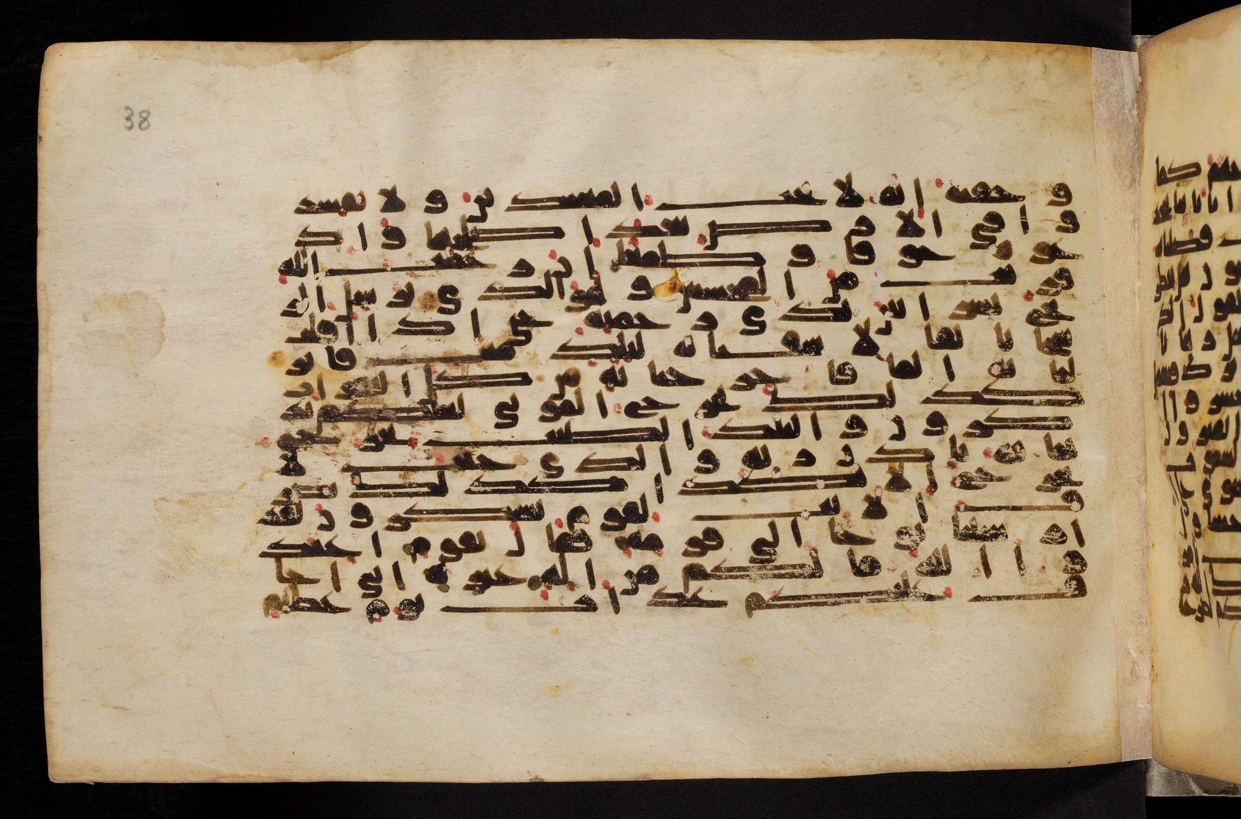 Paris, Bibliothèque nationale de France, Arabe 324 (c) (Scan 2), in Kufic C (Graphie C I a) script, showing Surah 7:56 from 8th Century AD found in Fustat (Old Cairo), Egypt, currently housed at Bibliothèque nationale de France, Paris