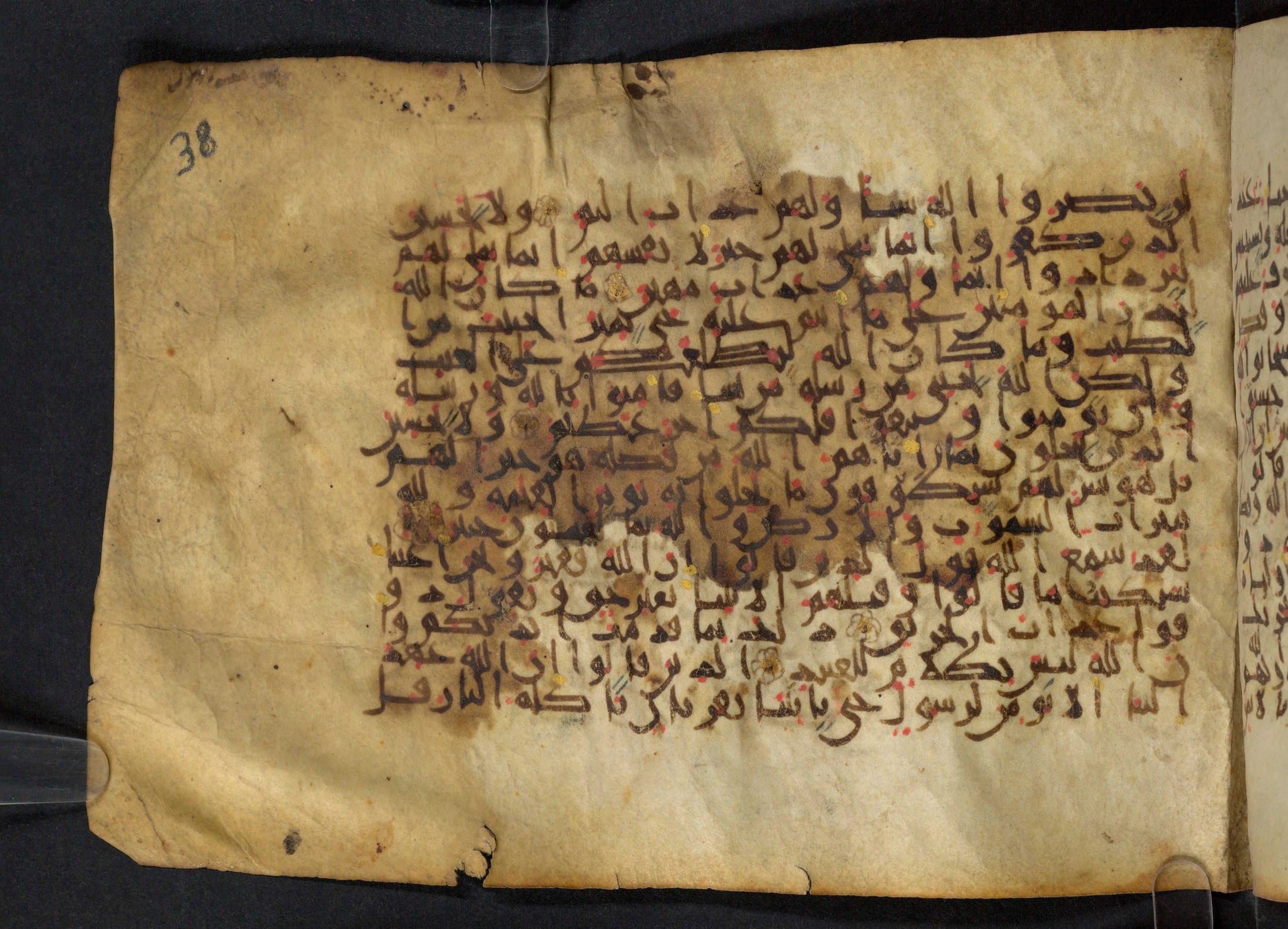 Paris, Bibliothèque nationale de France, Arabe 324 (c) (Scan 1), in Kufic C (Graphie C I a) script, showing Surah 3:183 from 8th Century AD found in Fustat (Old Cairo), Egypt, currently housed at Bibliothèque nationale de France, Paris