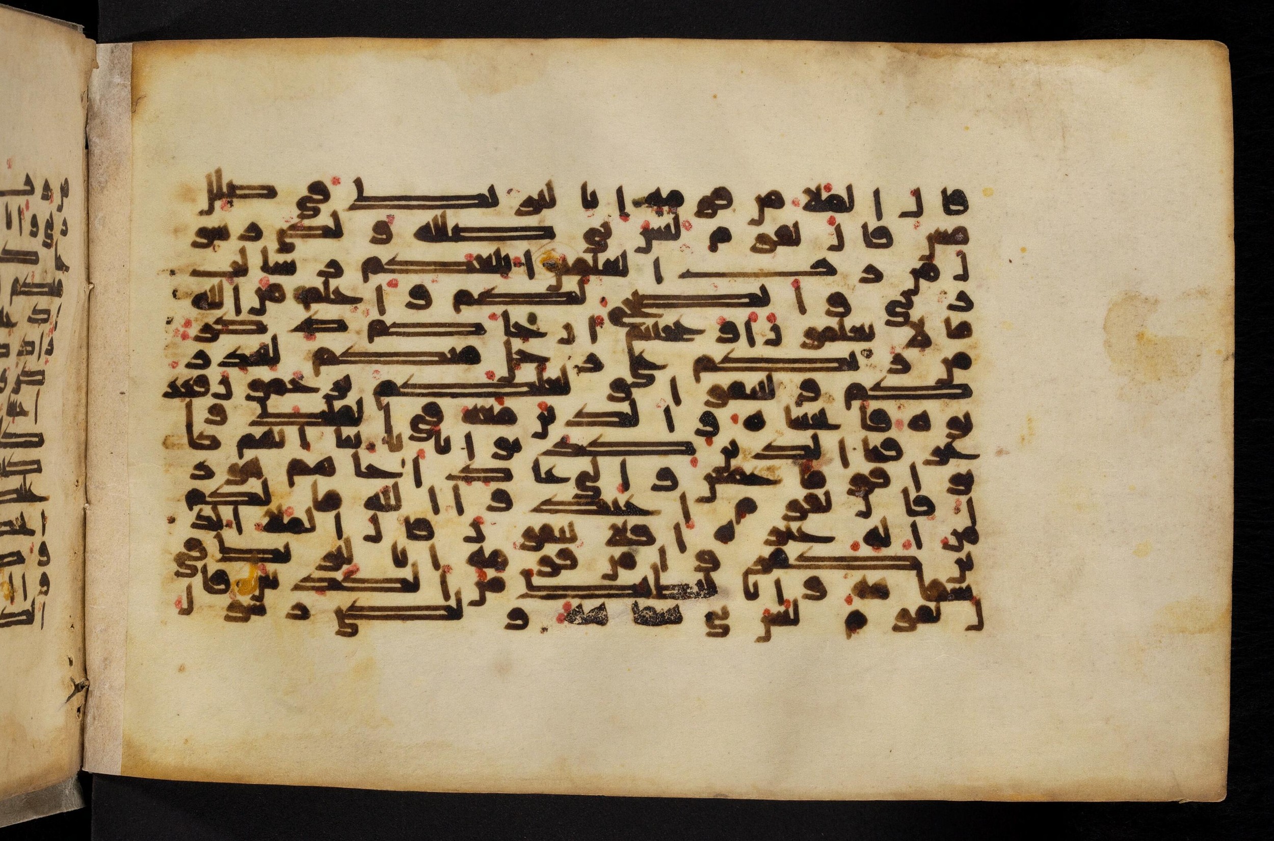 Paris, Bibliothèque nationale de France, Arabe 324 (c) (Scan 3), in Kufic C (Graphie C I a) script, showing Surah 7:65 from 8th Century AD found in Fustat (Old Cairo), Egypt, currently housed at Bibliothèque nationale de France, Paris