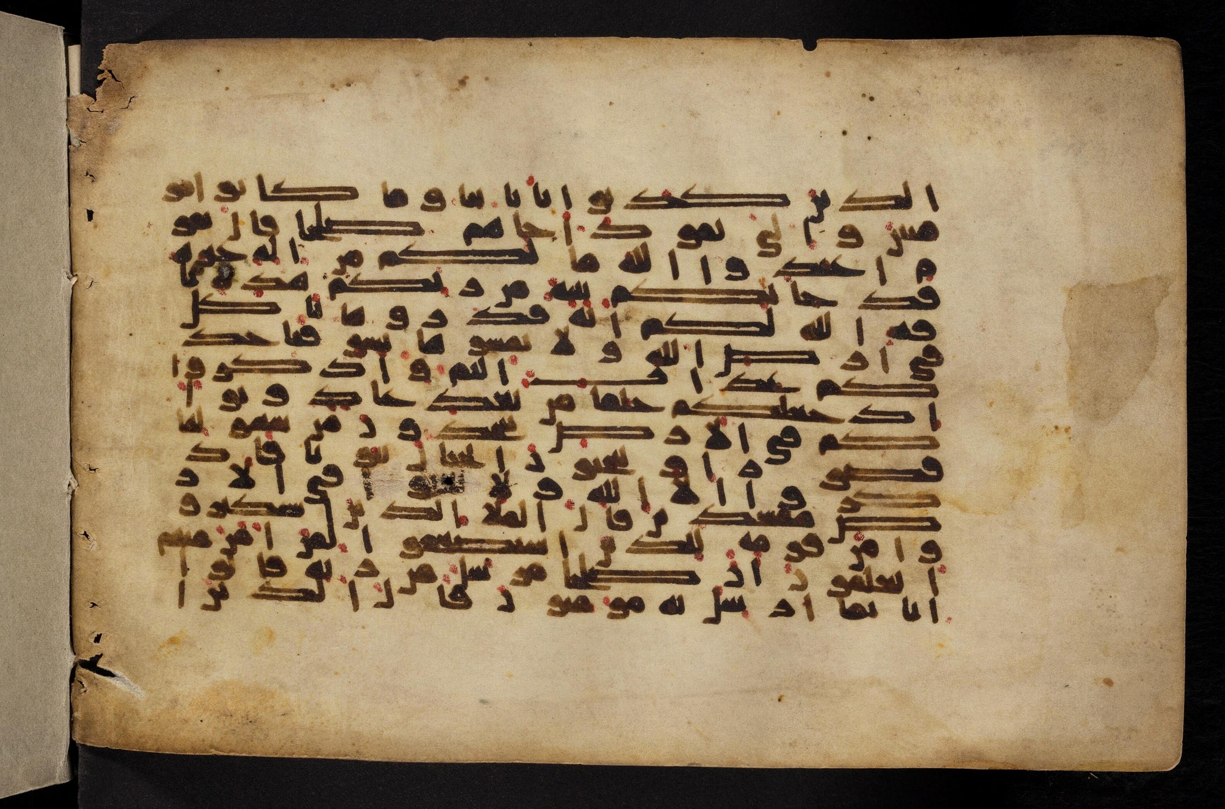 Paris, Bibliothèque nationale de France, Arabe 324 (c) (Scan 3), in Kufic C (Graphie C I a) script, showing Surah 7:73 from 8th Century AD found in Fustat (Old Cairo), Egypt, currently housed at Bibliothèque nationale de France, Paris