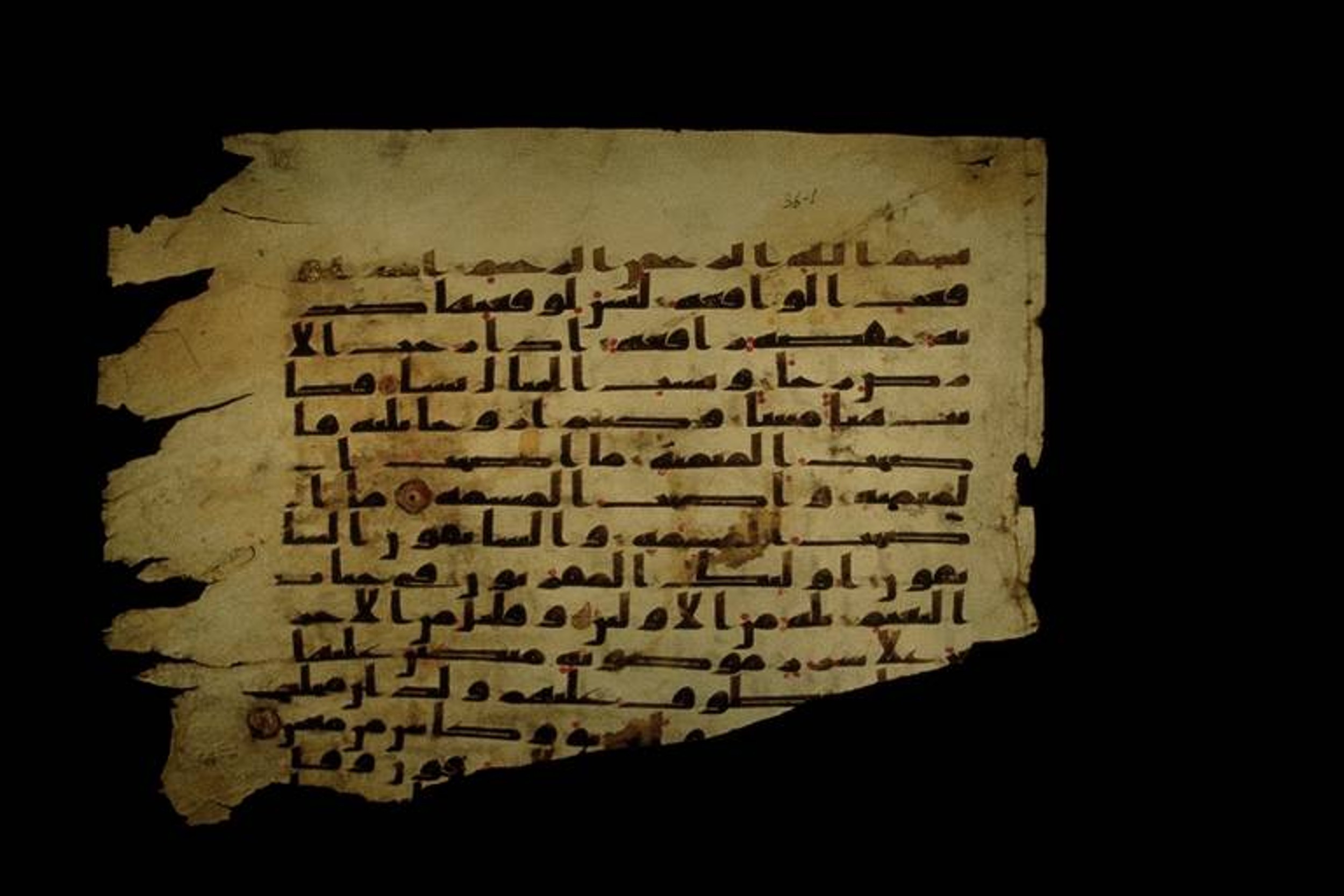 Paris, Bibliothèque nationale de France, Arabe 324 (c) (Scan 1), in Kufic C (Graphie C I a) script, showing Surah 56:13 from 8th Century AD found in Fustat (Old Cairo), Egypt, currently housed at Bibliothèque nationale de France, Paris