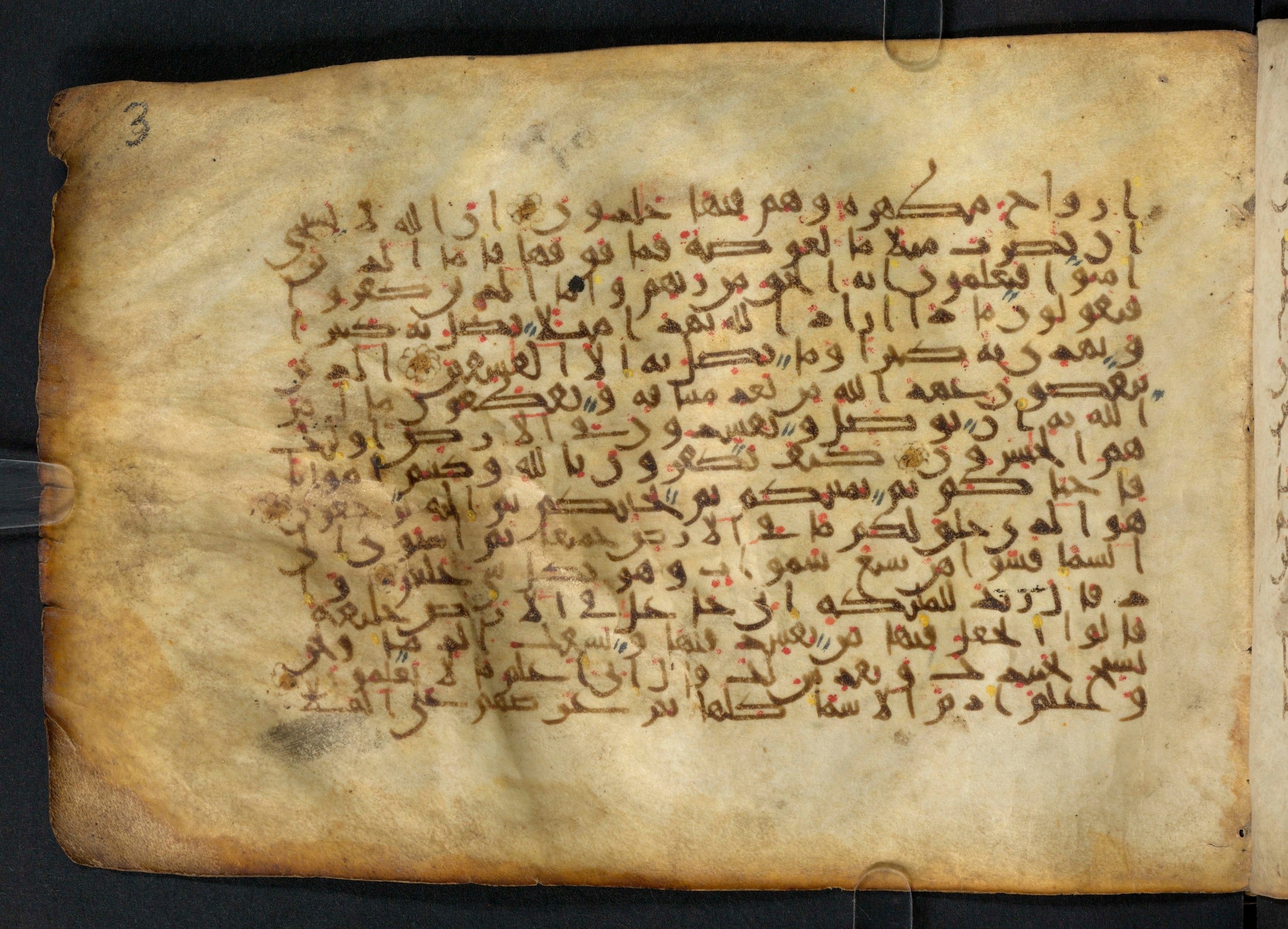 Paris, Bibliothèque nationale de France, Arabe 324 (c) (Scan 1), in Kufic C (Graphie C I a) script, showing Surah 2:30 from 8th Century AD found in Fustat (Old Cairo), Egypt, currently housed at Bibliothèque nationale de France, Paris