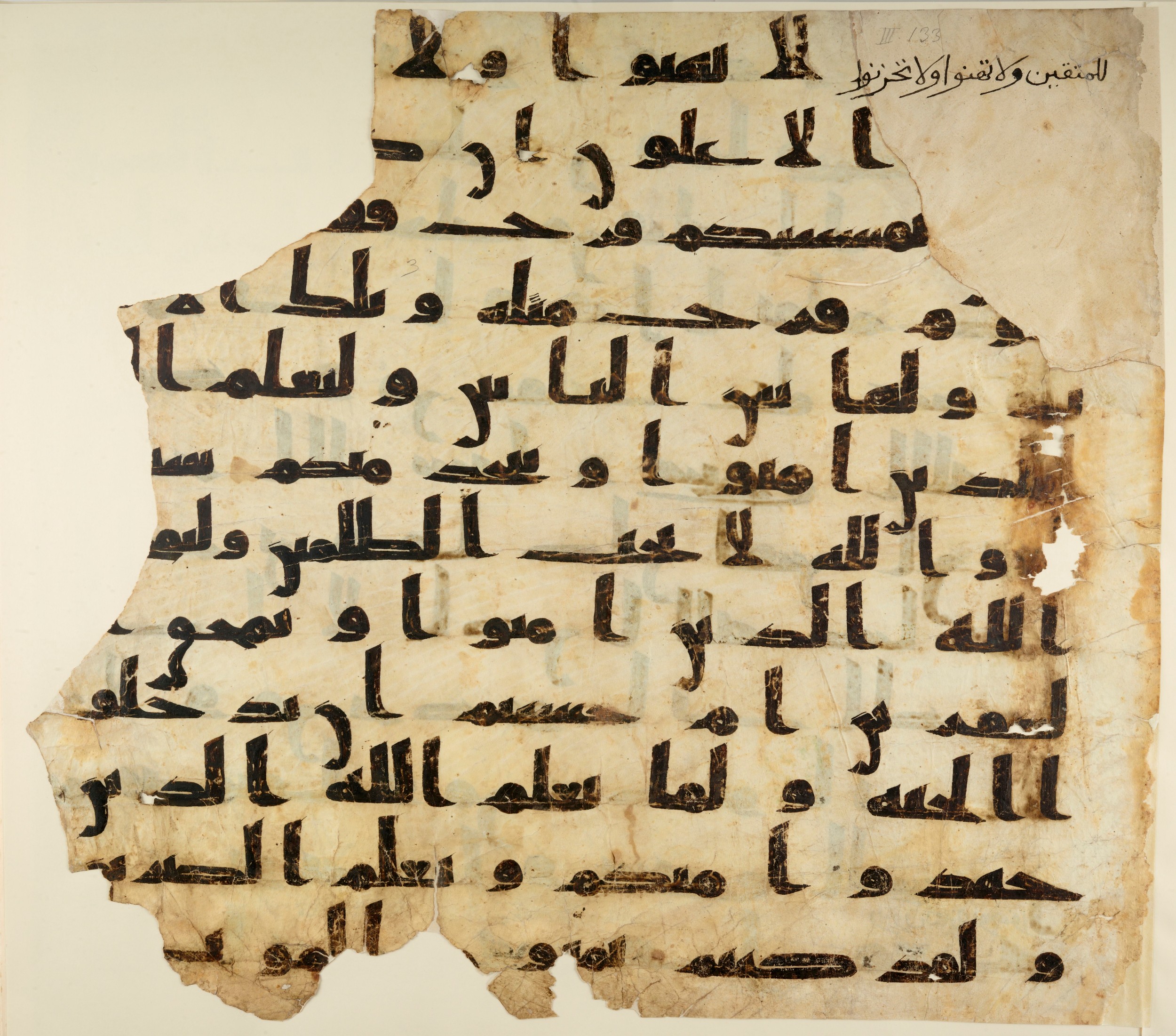 Paris, Bibliothèque nationale de France, Arabe 324 (c) (Scan 2), in Kufic C (Graphie C I a) script, showing Surah 3:141 from 8th Century AD found in Fustat (Old Cairo), Egypt, currently housed at Bibliothèque nationale de France, Paris