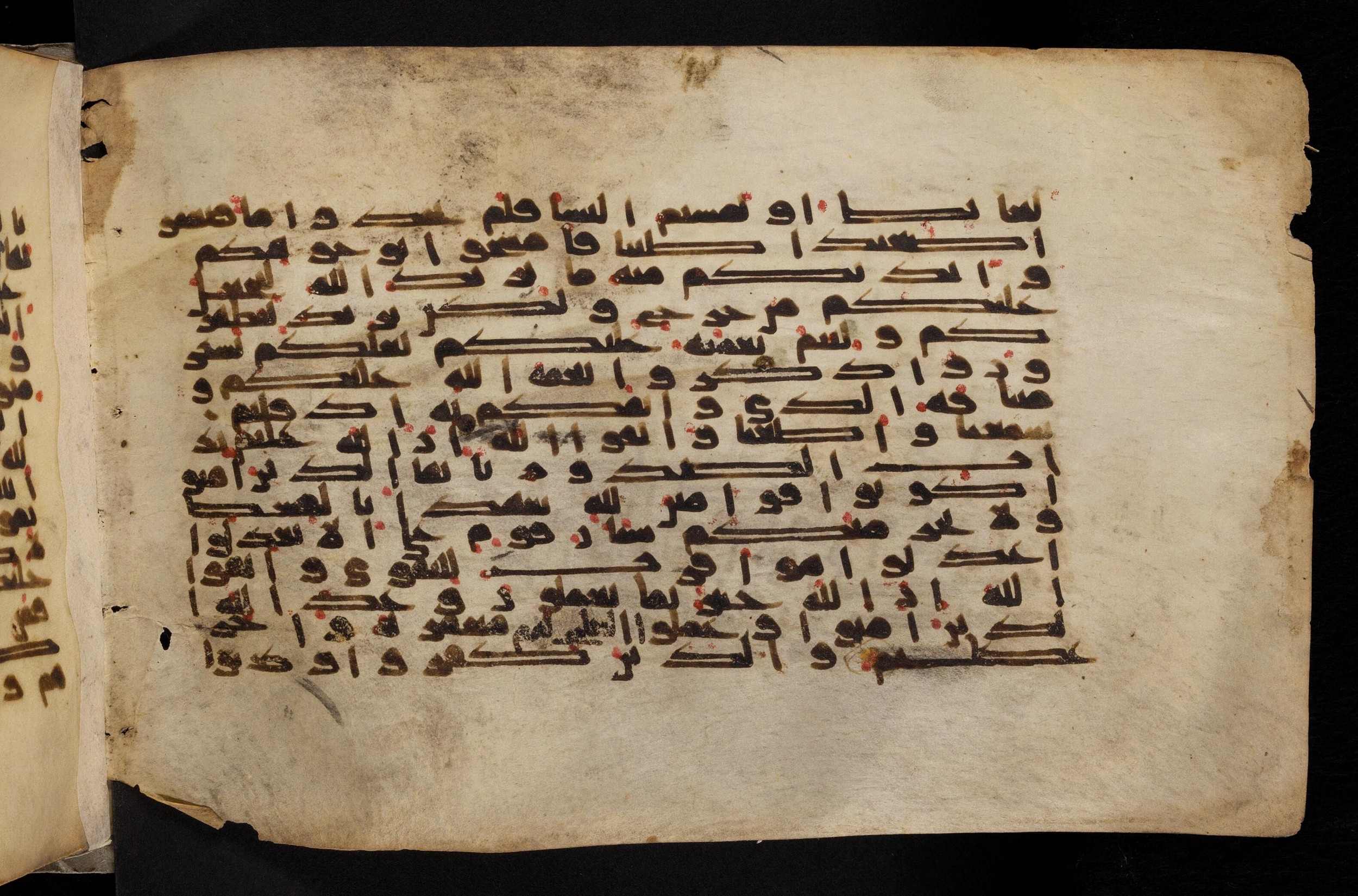 Paris, Bibliothèque nationale de France, Arabe 324 (c) (Scan 3), in Kufic C (Graphie C I a) script, showing Surah 5:7 from 8th Century AD found in Fustat (Old Cairo), Egypt, currently housed at Bibliothèque nationale de France, Paris