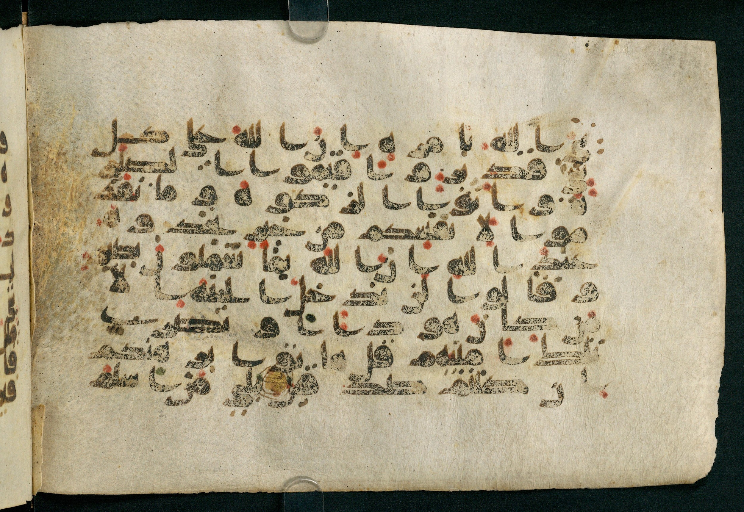 Paris, Bibliothèque nationale de France, Arabe 324 (c) (Scan 3), in Kufic C (Graphie C I a) script, showing Surah 2:112 from 8th Century AD found in Fustat (Old Cairo), Egypt, currently housed at Bibliothèque nationale de France, Paris