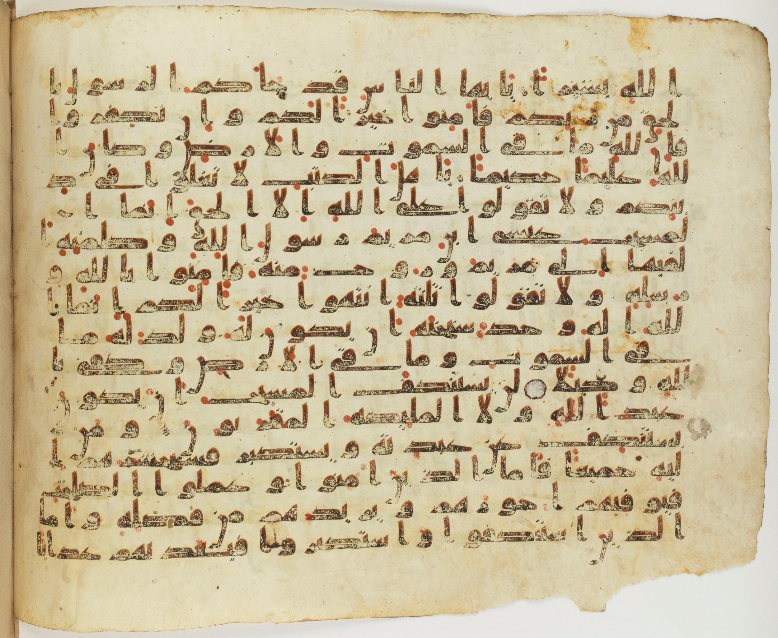 Paris, Bibliothèque nationale de France, Arabe 324 (c) (Scan 4), in Kufic C (Graphie C I a) script, showing Surah 4:172 from 8th Century AD found in Fustat (Old Cairo), Egypt, currently housed at Bibliothèque nationale de France, Paris