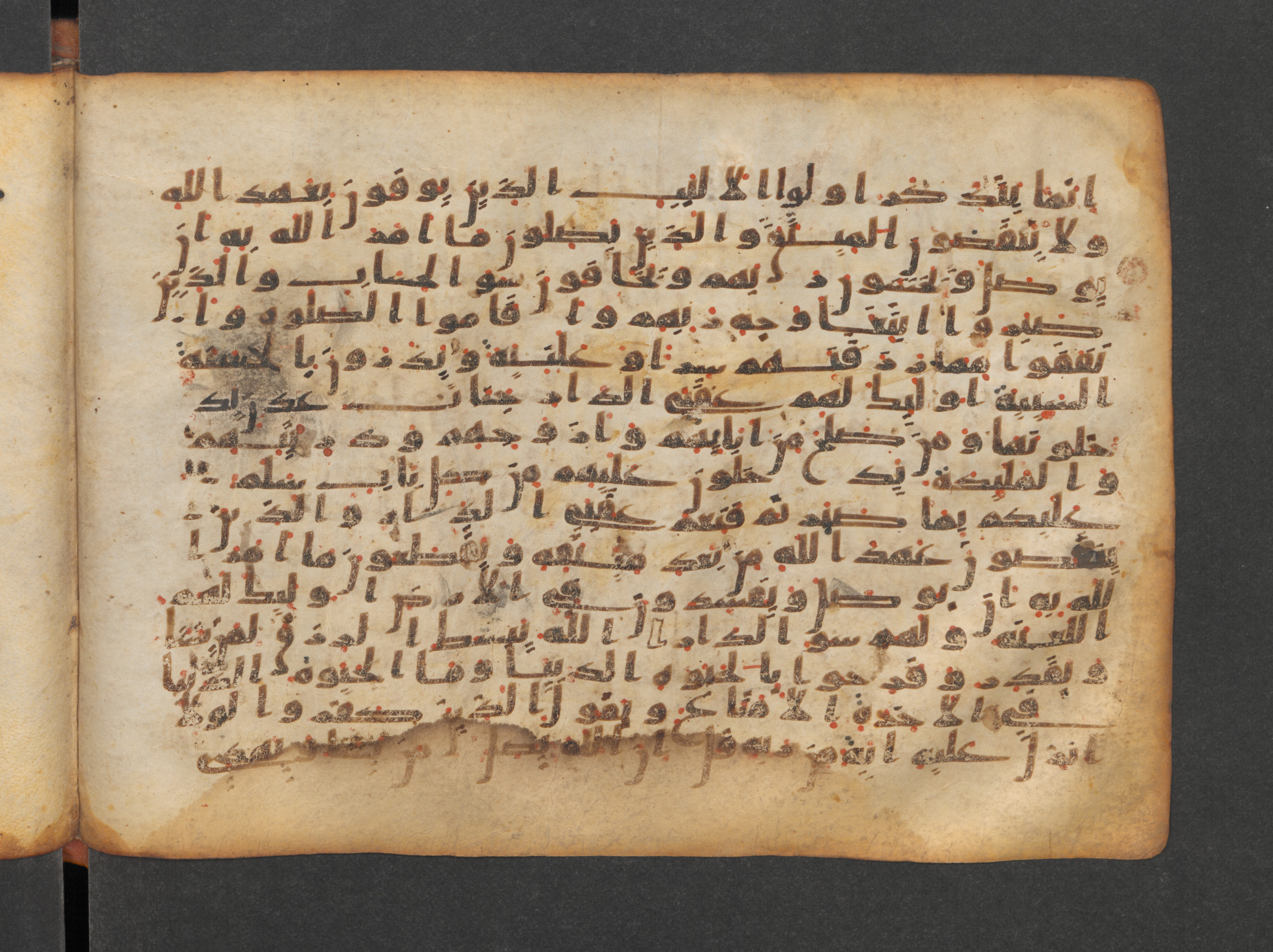 Paris, Bibliothèque nationale de France, Arabe 324 (c) (Scan 3), in Kufic C (Graphie C I a) script, showing Surah 13:23 from 8th Century AD found in Fustat (Old Cairo), Egypt, currently housed at Bibliothèque nationale de France, Paris