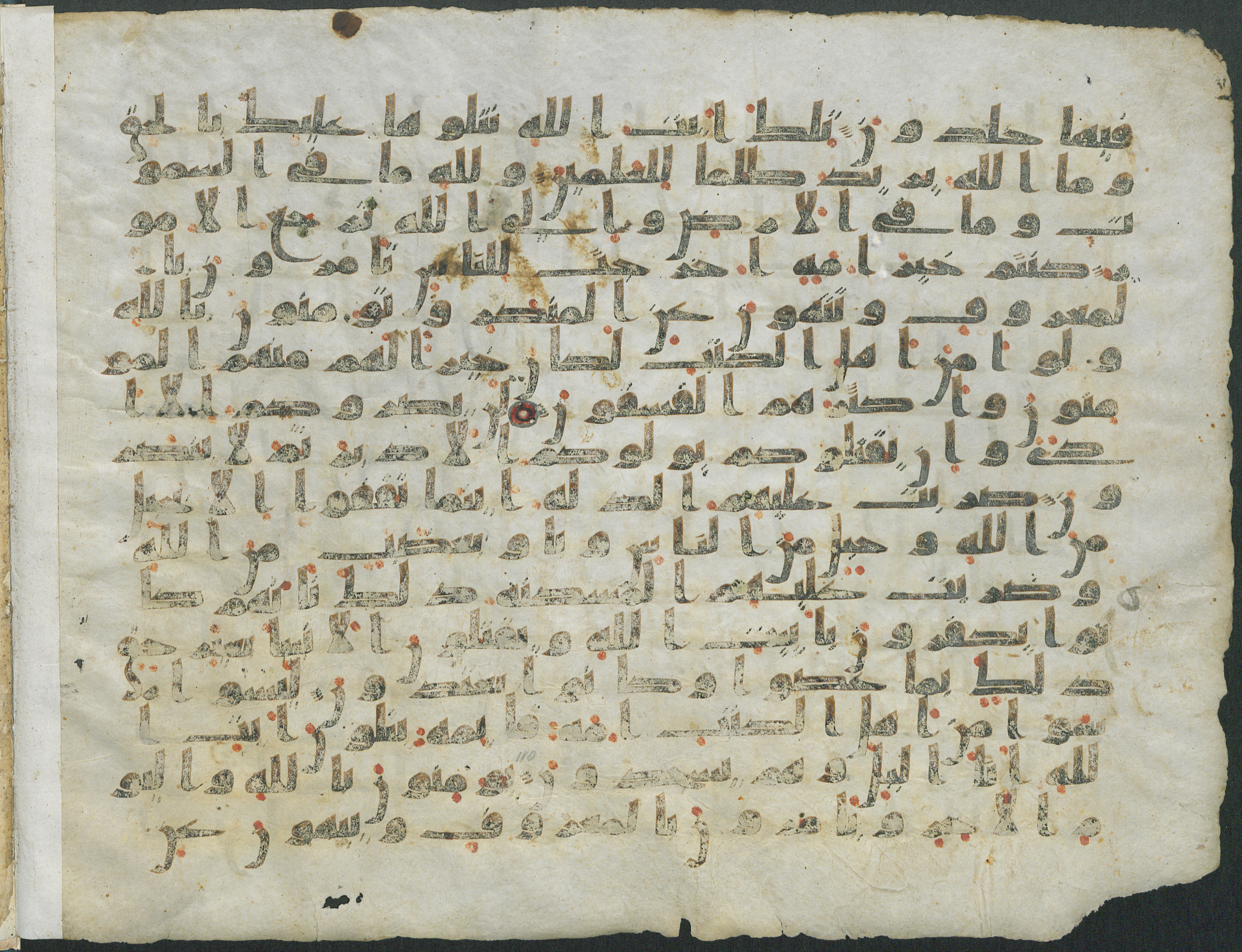 Paris, Bibliothèque nationale de France, Arabe 324 (c) (Scan 3), in Kufic C (Graphie C I a) script, showing Surah 3:110 from 8th Century AD found in Fustat (Old Cairo), Egypt, currently housed at Bibliothèque nationale de France, Paris