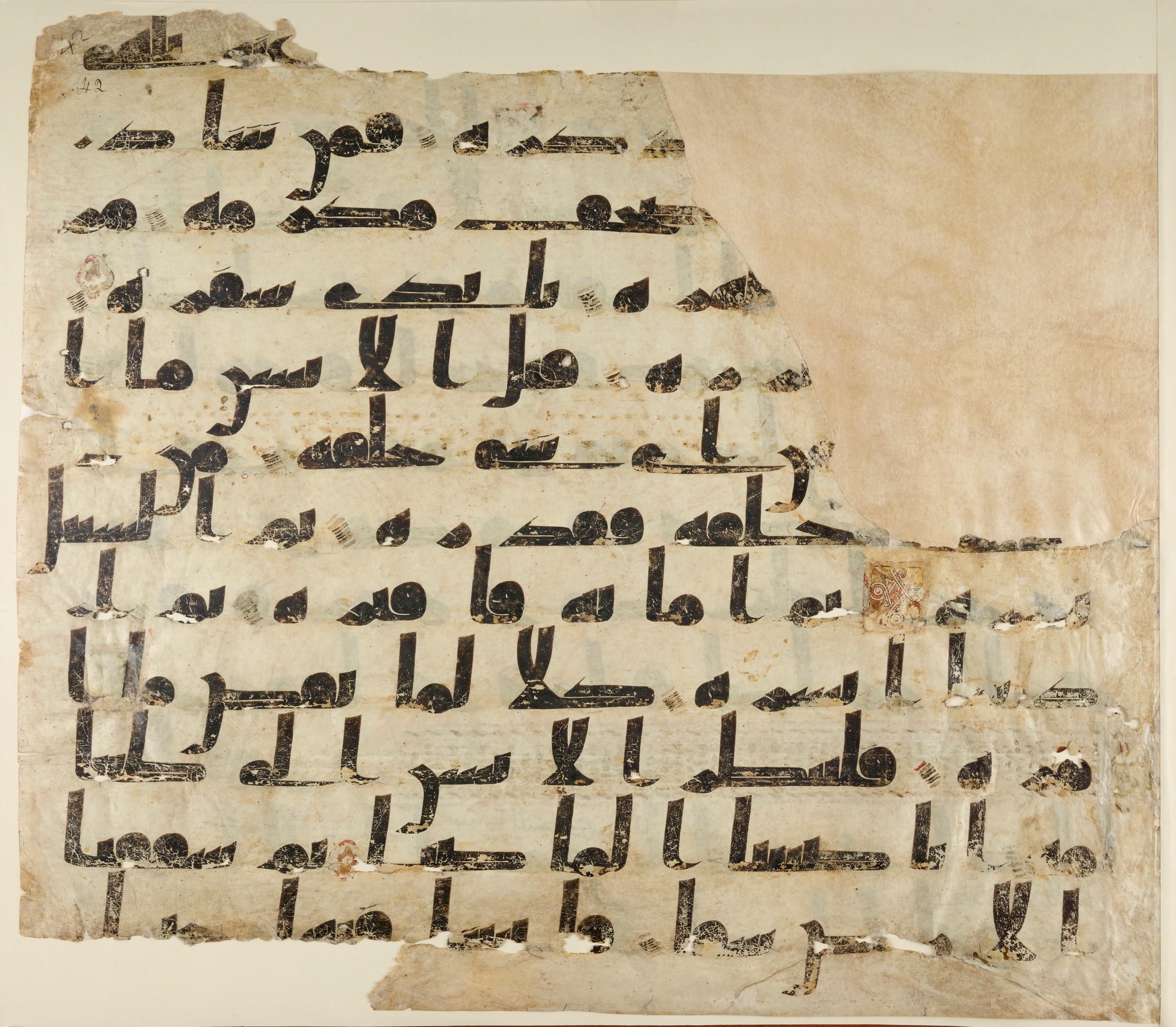 Paris, Bibliothèque nationale de France, Arabe 324 (c) (Scan 2), in Kufic C (Graphie C I a) script, showing Surah 80:21 from 8th Century AD found in Fustat (Old Cairo), Egypt, currently housed at Bibliothèque nationale de France, Paris